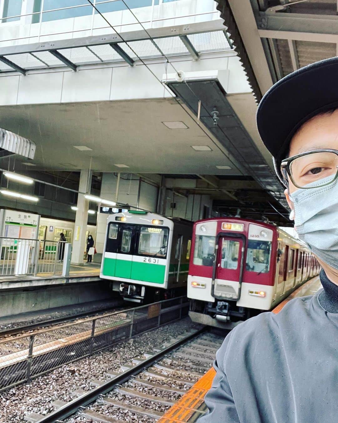 中川礼二のインスタグラム：「生駒駅にて 近鉄電車と地下鉄中央線  #生駒 #生駒駅 #地下鉄中央線 #地下鉄 #近鉄電車 #コスモスクエア #急行 #鉄オタ #鉄道写真 #鉄道 #電車」