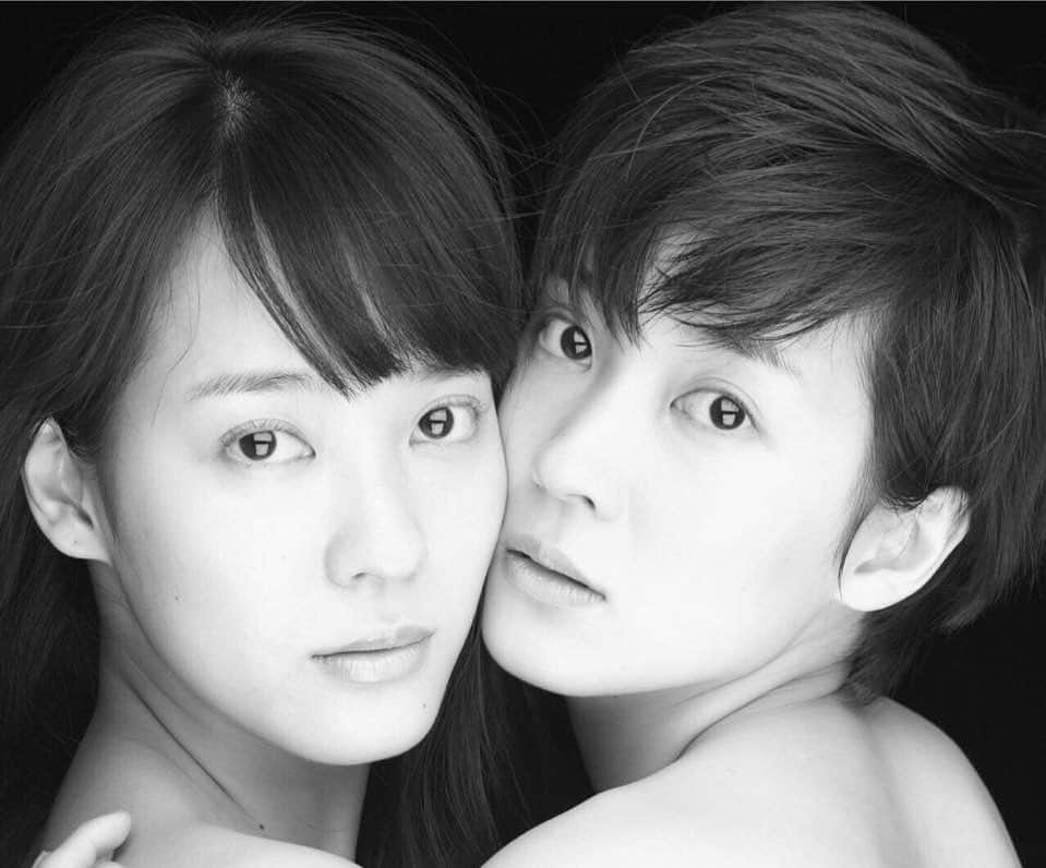 亜希子のインスタグラム：「原稿の執筆に煮詰まると、私は奈津子さんに原稿を送りつけて率直な意見をもらい  奈津子さんが女優業で台詞覚えが必要な時は、私が台本の読み合わせに付き合っております。  近頃3周くらい回って、双子は便利であることに気づいた32才の春なのであります💃💃💃めっちゃ助かってる。  生き方はそれぞれに異なっても、大切な相棒さんです。  写真:渡辺達生さん📷 ヘアメイク:田村直子さん💃」