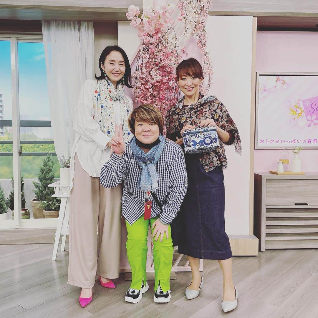 織香のインスタグラム：「今朝のリバティオンエア💐💐💐  ご覧くださった皆様ありがとうございました🙏❤️❤️❤️  写真は、いつも美しい梶原さん&キヨミプロデューサーとリバティの新作ストールを巻いて💕  ストールまだ少し残ってますので、 是非webでチェックしてくださいね🤗  キヨミプロデューサーは会うといつもオーちゃんを気にかけて下さり、今朝もお気遣いいただき🙏 オンエア前にホロリ🥲✨✨✨  オンエア後は、アピアスの醍醐さん&藤井さんにお誕生日のお祝いをしてもらいました🎁 皆さまありがとうございました😊💕  #感謝 #QVC #生放送 #リバティプリント #リバティストール #🌼🌸 ・ #liberty#qvcjapan #onair#japan #bag#LIBERTY#intermodeusingliberty#spring#💐」