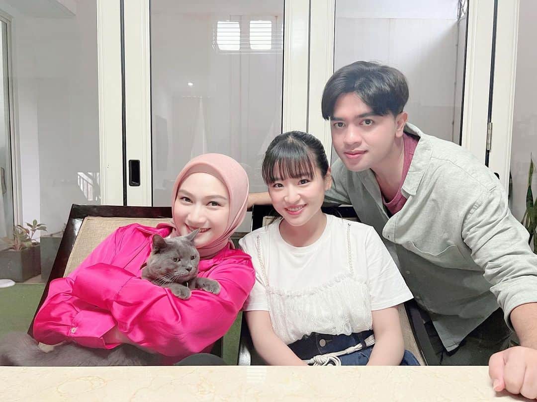 仲川遥香のインスタグラム：「Foto with birthdaygirl❤️ *with cici dan koko 🤗  #indonesia #jakarta #birthdaygirl #hbd #🎂」