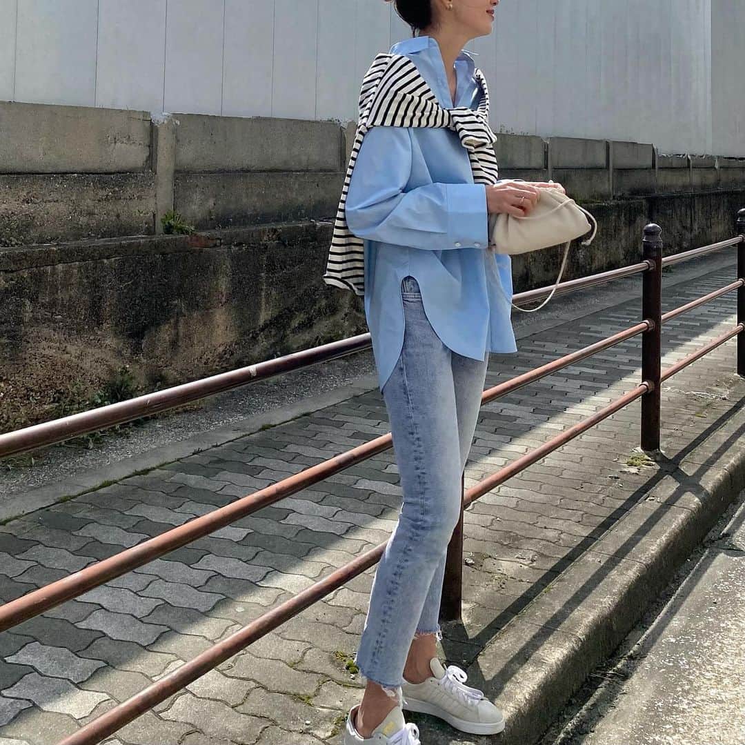 のインスタグラム：「爽やかカラー💙  タックが入っていて立体感のあるシャツ 袖口も広く作られていて さりげない所のデザインがいい🥰 綺麗にもカジュアルにもあう♡ スカートにショートパンツ スウェットパンツ合わせもいいなぁ☺️☺️  shirt. @unitedarrows_official × @naoko.ts   #UNITEDARROWS#code#ootd#outfit#fashion#コーデ#ファッション#カジュアル#シンプル#大人カジュアル#シャツ#ユナイテッドアローズ」