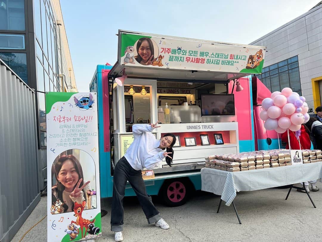 チン・ギジュのインスタグラム：「잘먹었습니다아!!!!!!!!!!!!!!!🥺 #효도해야지#핫도오그으」