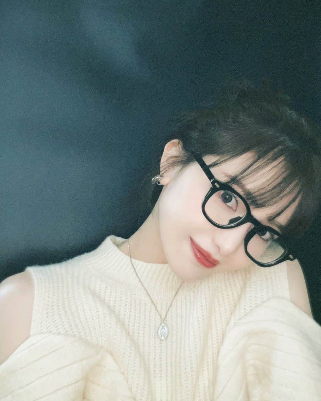 のインスタグラム：「おだんごメガネ。 家にいる時はいつもこのスタイルです🤓 ⁡ ニットは @holidayandholiday_official の🤍  オーストラリア戦⚽️叫びすぎたー！ 日本おめでとうございます🇯🇵🫶 _____ #肩出しトップス #肩出しコーデ #春ニット #セミロング #セミロングヘア #ワイドバング #着痩せコーデ #春コーデ #メガネ女子 #黒縁メガネ #韓国ヘア #韓国ファッション」