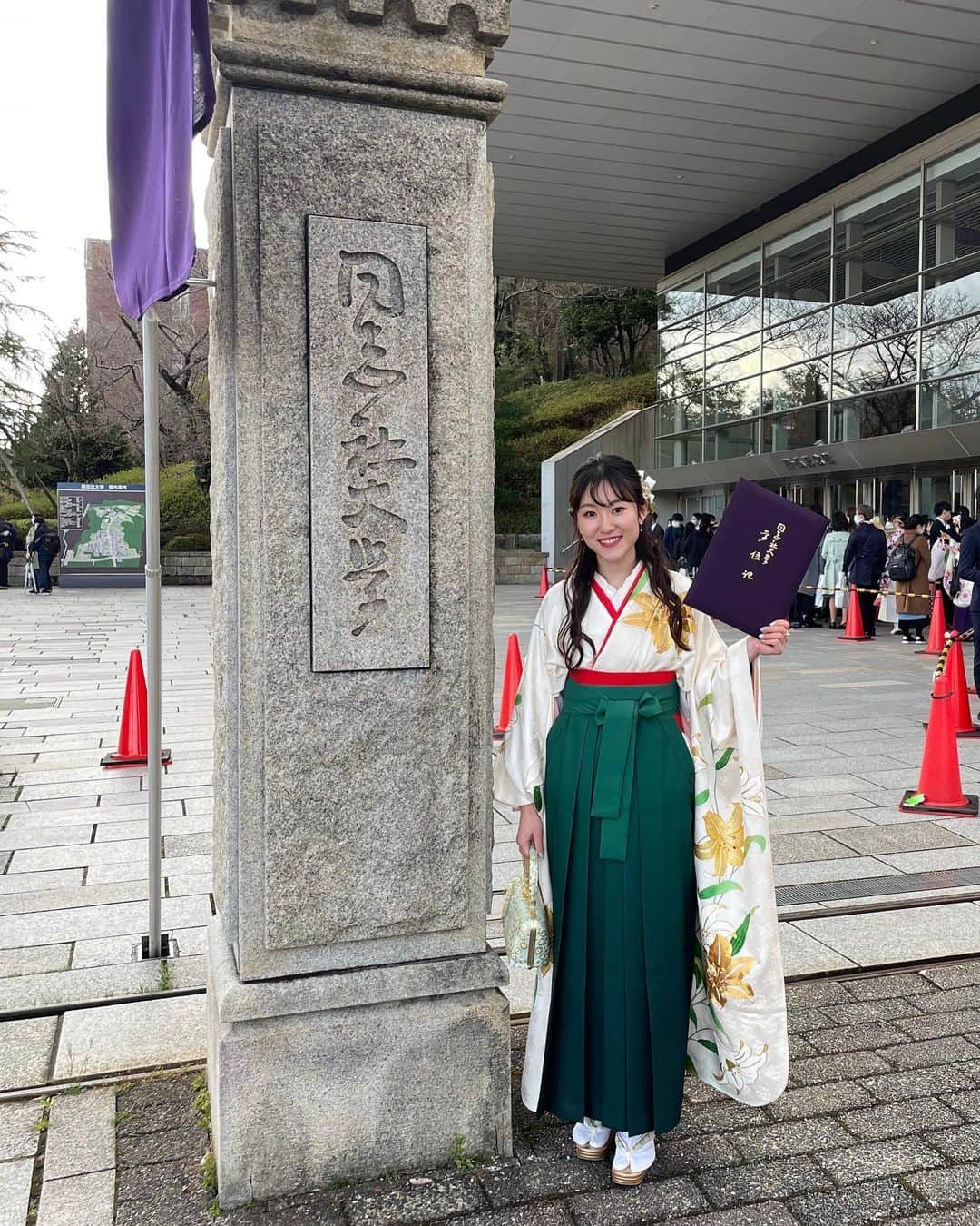 木原万莉子のインスタグラム：「🌸卒業式🎓  たくさんの人に出会い、支えられ、この日を迎えることができました。これまでの大学生活、関わってくれた人たちに感謝です😌  そして春からは同志社大学"スポーツ健康科学研究科"で大学院生になります☺️ フィギュアスケートの未来になにか、貢献できる人になれるよう、より一層勉学にも励みたいと思います⛸💭  Thank you to everyone who has been involved in my university life to support me always!! Starting April, I'll be a grad student the faculty of "Health and Sports Science". I'm bit nervous but exited, it feels like when I leave from Japan in 6 years ago. Anyway, I hope this choice will be a wonderful✨✨  #卒業式#graduation」