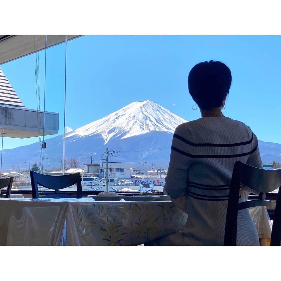 村井美樹さんのインスタグラム写真 - (村井美樹Instagram)「明日25日（金）朝8時からテレビ東京で「ハーフタイムツアーズ・後編」の放送があります☺️  後編は富士山ビュー特急の旅！  修善寺を散策した後は、河口湖にある富士山の絶景が楽しめるハーブレストラン「四季の香り」でランチ。  そして、河口湖駅からいよいよ富士山ビュー特急に乗車！  富士山に一番近い鉄道・富士急行線 @fujikyu_railway の車窓は迫力満点🗻✨  水戸岡鋭治さんデザインのカラフルな車内も可愛かったです。  様々な表情の富士山を眺められて、大月駅まであっという間の45分間でした😆✨  動画はこちらからも見られます！ https://youtu.be/RfGo67ZL4ew  フレア袖のニットワンピースは @cawaii_official_  @cawaii_zozotown  です。  #ハーフタイムツアーズ　#テレビ東京　#富士山ビュー特急 #富士急行 #修善寺 #修禅寺 #竹林の小径 #ハーブガーデン四季の香り #旅こけし #井上はる美工人 #frenchpave #cawaii」3月24日 10時50分 - miki_murai_