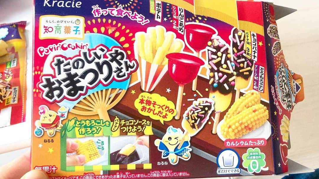神崎れなのインスタグラム：「いつの日かの第二弾知育菓子体験。  今回はお祭り屋さんをやりました。 作る時間はそれなりにかかるけど食べるとあっという間やねと友達と話してました。  私のことをよく知ってる人ならどっちが神崎が作ったかわかると思うので多くは語りませんが笑 手先が死ぬほど不器用ということを改めて実感した日でした笑 あれはイモムシじゃなくてとうもろこしだから！笑」