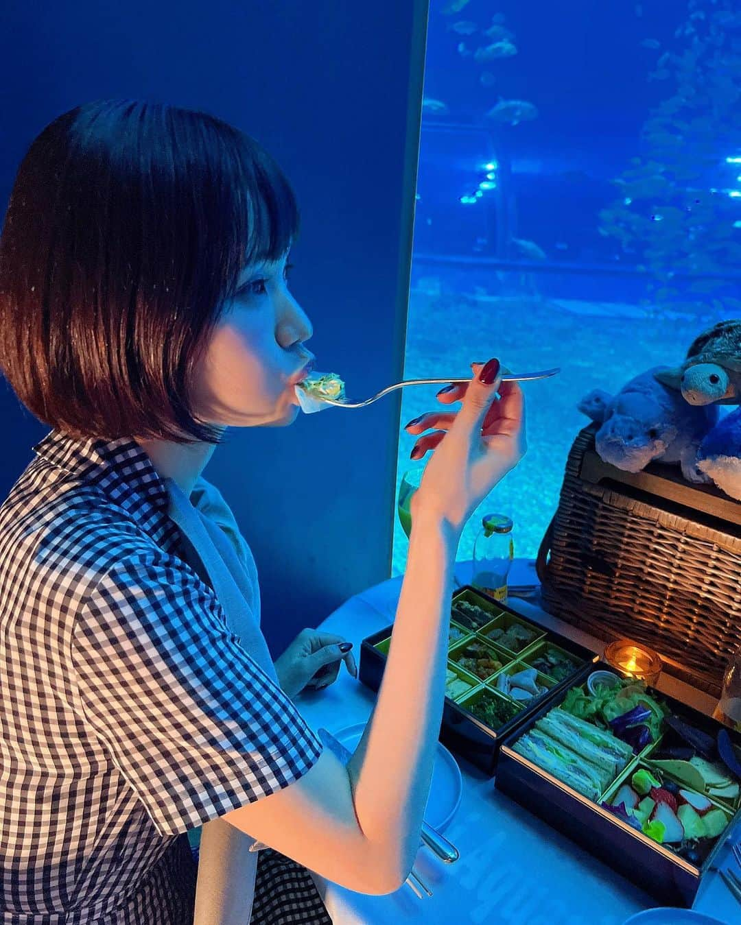 みもれもんさんのインスタグラム写真 - (みもれもんInstagram)「A tourist destination in Okinawa!  I rented out Churaumi Aquarium and had a picnic ✌️🌈  美ら海水族館にピクニック来たよぉ〜✌️ サンドイッチおいしかった🤤🥪💖  #みもれもん #黒髪 #ショートヘア #ショヘジョ #日本女孩 #インスタグラビア #Mimolemon #Japanesegirl #japan #asiangirl #okinawa #沖縄 #opensea #NFT #美ら海水族館 #貸し切り #リッツニック」3月24日 11時16分 - mimore_mon0929