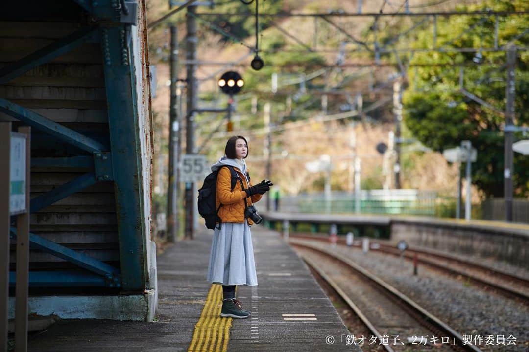 鉄オタ道子、2万キロさんのインスタグラム写真 - (鉄オタ道子、2万キロInstagram)「.  今週の道子のファッション🌟  毎週楽しみにしてくださっていた方も多いのでは？どのコーディネートも素敵でしたよね💕  （冬だけじゃなくて四季折々に各地を訪れる道子旅コーデが見たいです…😢）💭  #鉄オタ道子、2万キロ #玉城ティナ  #最終話 #3月25日深夜0時52分放送」3月24日 11時52分 - tetsuotamichiko