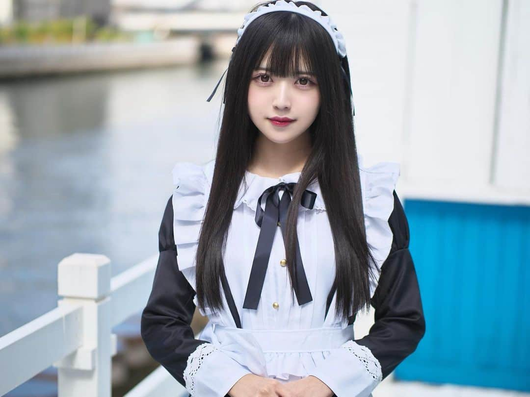 椎名音心のインスタグラム：「・ おかえりなさいませご主人様🌹 ・ ・ ・ #cos #cosplay #cosplayer #cosplaygirl #maid #maidcosplay #maidcafe #kawaii #kawaiigirl #kawaiifashion #コスプレ #メイド #メイド服 #メイドカフェ #メイド喫茶 #コンカフェ #コンカフェ嬢 #地下アイドル #ロングメイド #黒髪ロング #可愛い女の子 #コスプレ女子 #角色扮演 #モデル #お仕事依頼受付中 #萌え #akihabara #maidsama #ファインダー越しの私の世界」