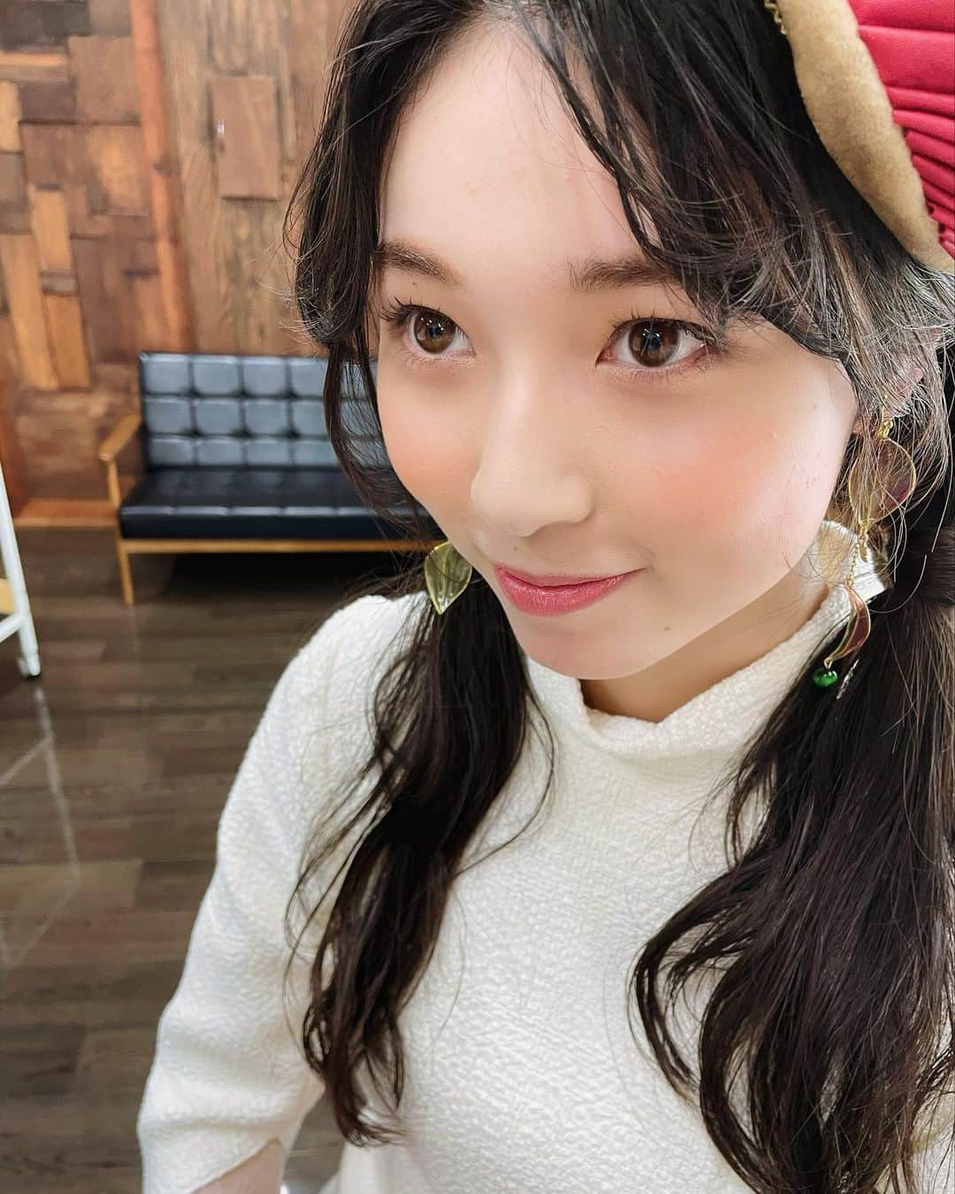 のインスタグラム：「きのうのはなしJちゃん、21さい💐💞  もう21だなんて！！中学校のときのまだ天パでバレー部の香りがぶんぶんしていて、そんなやんちゃJが美Jになったね🌹🤍  誕生日の日に会える幸せ。  大人にはなるけれど、ひとに甘えることもちゃんと覚えて、そしてしっかりものの思考回路キレキレJの面も持ち合わせる、かわいくて美しいJでいてねっ🧚💫  いつもありがとう☺️  #j #happybirthday」