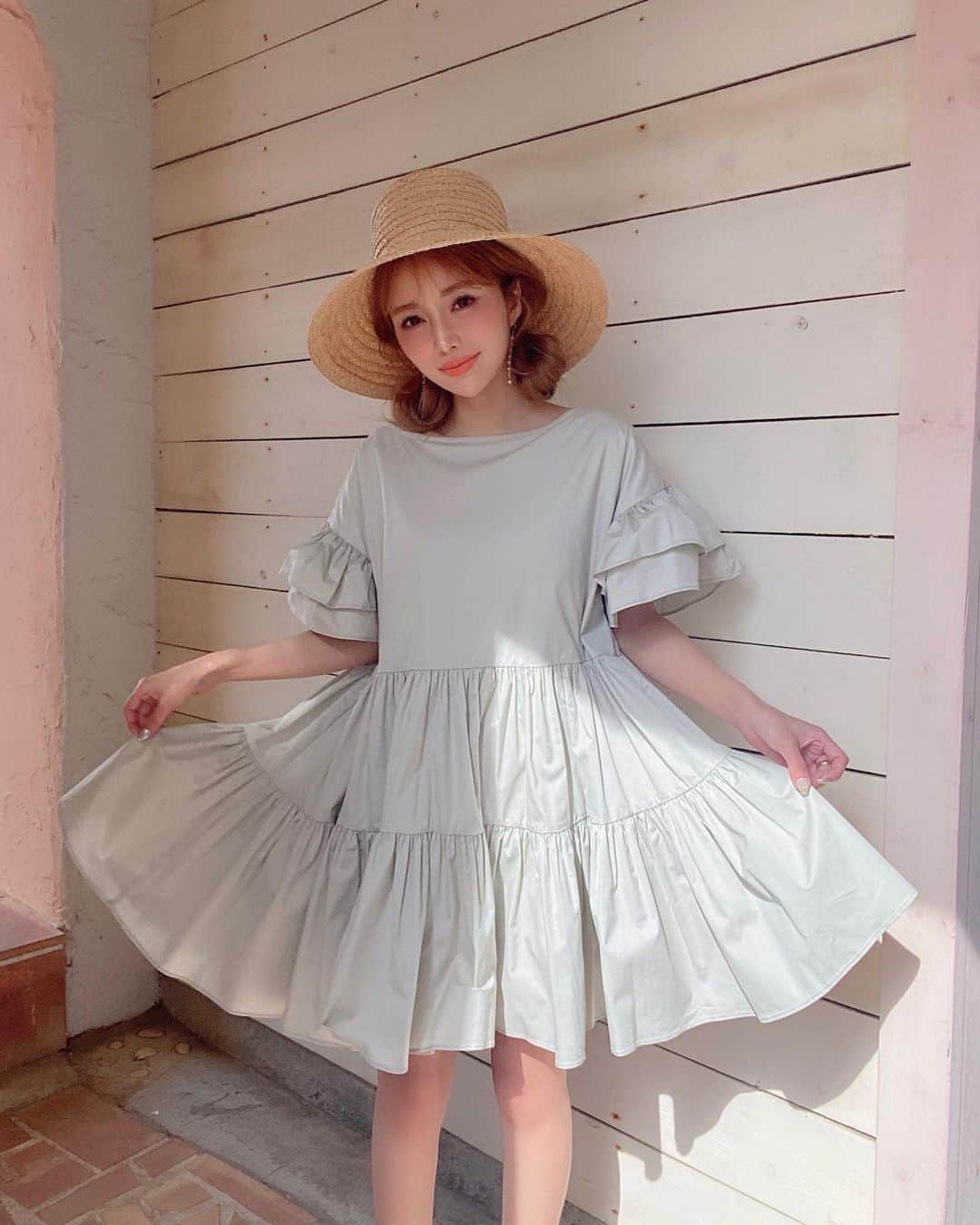 のインスタグラム：「毎シーズン人気のミニシャツワンピース♡  今年はボートネックデザインだから、 抜け感もあって大人もラフに着れる一枚だよ👒  ぺたんこサンダルにカゴバックでラフに 着るのも可愛いし、 キャップとか小物をカジュアルにまとめて、 スニーカースタイルも可愛いの♡  @eimyistoire_official   #シャツワンピース #ミニワンピース #eimyistoire」