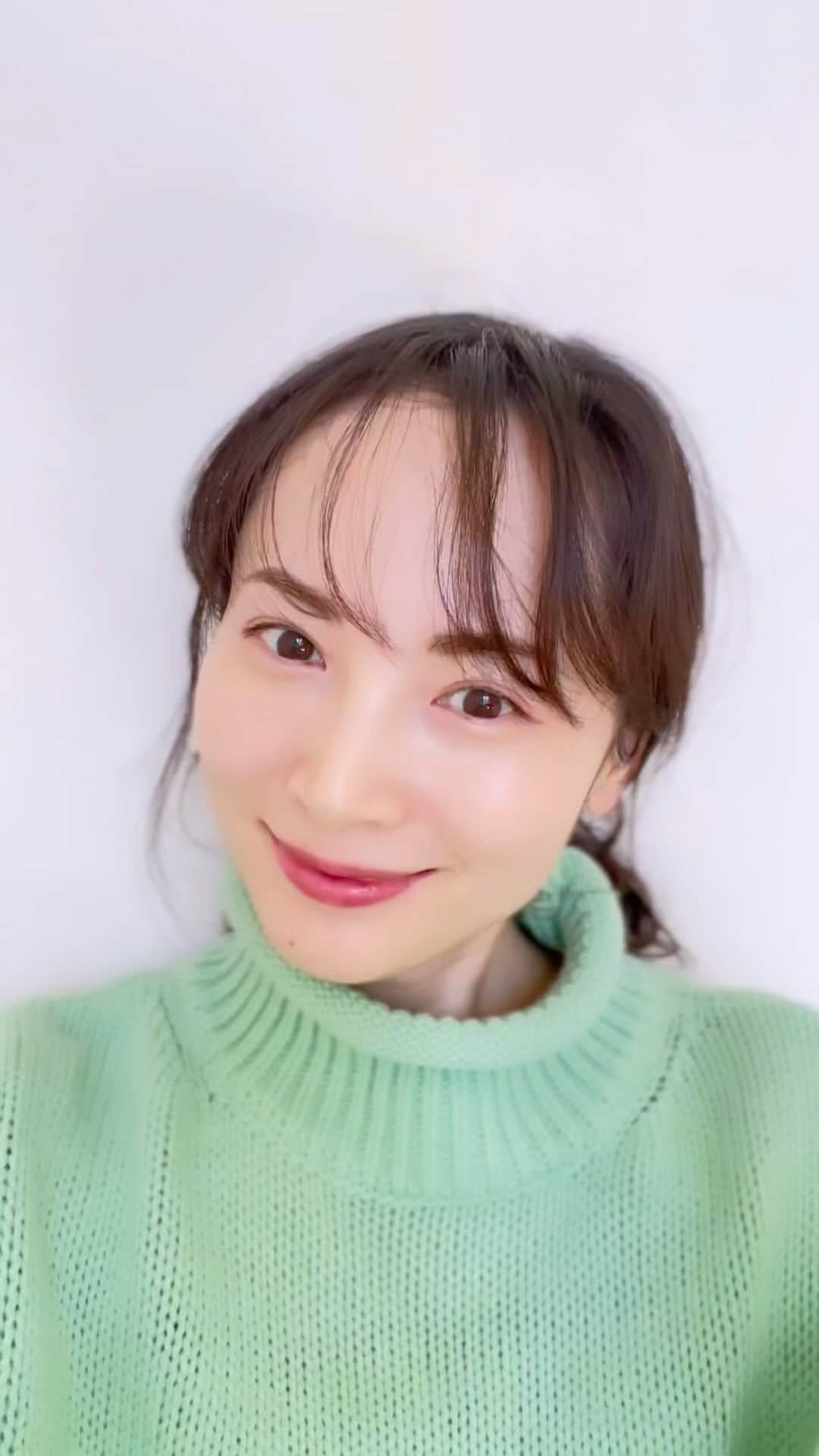 日高薫のインスタグラム：「前髪アレンジ🥰 春らしいミントグリーンのニットもお気に入り😉💕  #前髪 #前髪アレンジ #春コーデ #hairstyle #ミントグリーン #ニット」