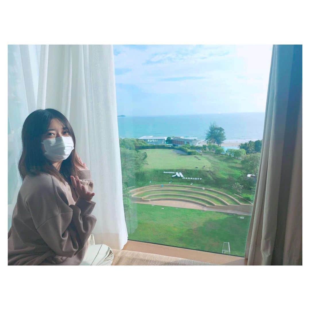 大久保美織のインスタグラム：「Shooting MV (DAY 1) View from the hotel room  *จริงๆวันแรกเราไม่ได้ถ่ายMVค่ะ55 ย้ายจากกรุงเทพและพักผ่อนที่โรงแรมค่า …แต่ไม่รู้ว่าทำไมมิโอริถ่ายรูปตอนใส่แมสก์...555 Actually, we didn't shoot the MV on the first day haha Moved from Bangkok and rested at the hotel ...anyway I don't know why I took a photo with my face mask...haha 実は初日は撮影しませんでした笑 バンコクから移動をして、ホテルでゆったり過ごしました〜 そんなことより、なんでマスクしたまま写真撮ったんだろう…笑 #BNK48 #MioriBNK48 #大久保美織 #Miichan」