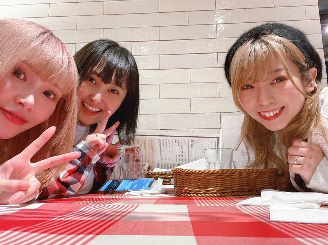 中川朋美のインスタグラム：「*⋆✈︎*⋆✈︎*⋆✈︎*⋆✈︎*⋆✈︎*⋆✈︎*⋆✈︎*⋆✈︎*⋆✈︎*⋆✈︎ ⁡ 久しぶりに「Juliet」で共演した2人に会いましたーー！！ ⁡ ⁡ ⁡ すごく偶然だったんだけど、 ひめも同時期ぐらいに結婚しててビックリした😆 ⁡ ⁡ 色んな現場に行って色んな人と出会うけど また会って楽しく話せる人って 多くはないからねー ⁡ ⁡ 3人とも変わったり変わってなかったり 歳をとっても楽しい時間過ごせたのが 嬉しかったなー‪‪☺︎‬ ⁡ ⁡ また会いたい😄 ⁡ ⁡ ⁡ *⋆✈︎*⋆✈︎*⋆✈︎*⋆✈︎*⋆✈︎*⋆✈︎*⋆✈︎*⋆✈︎*⋆✈︎*⋆✈︎」