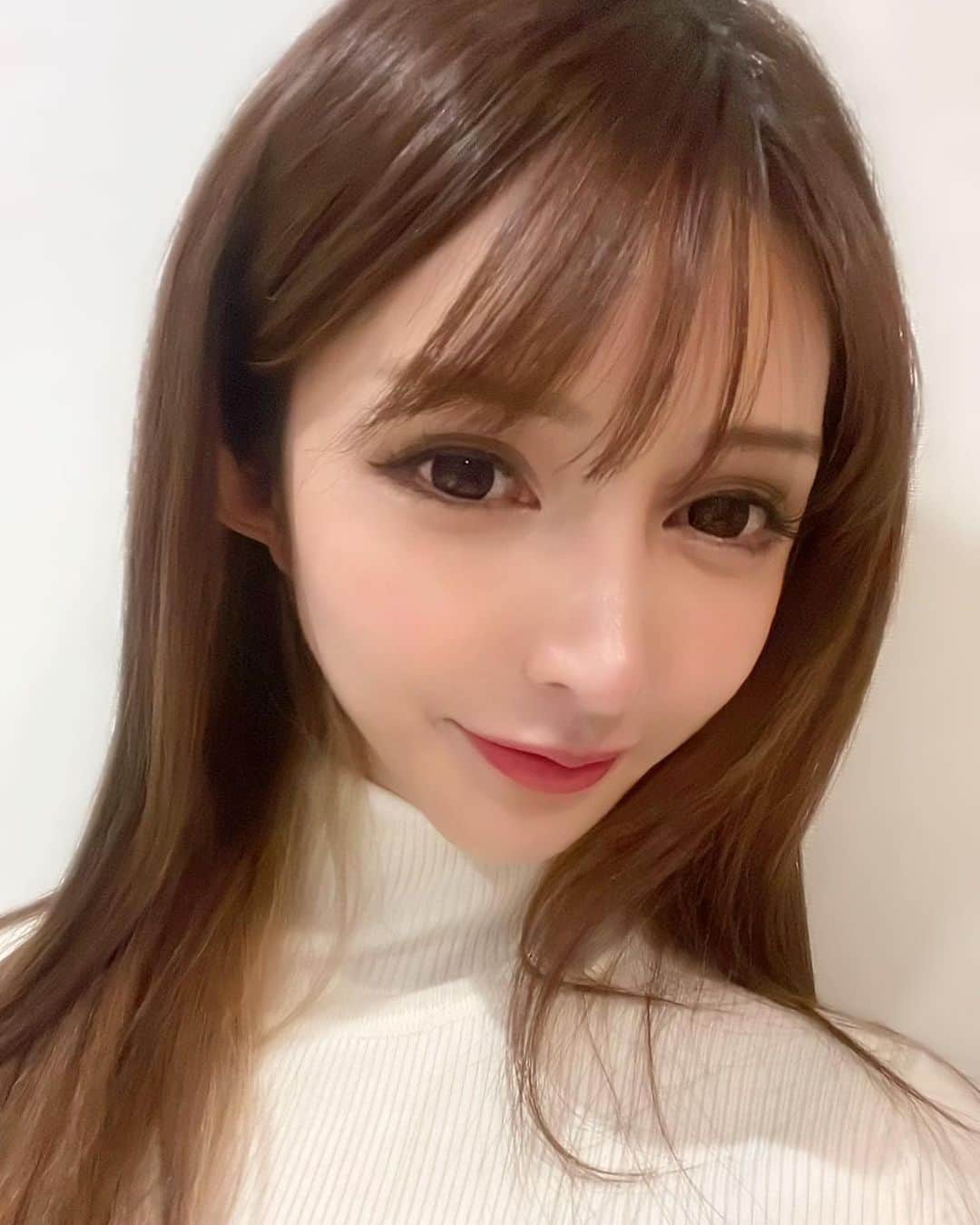 のインスタグラム：「いいことあった☺️🌸  今年はお花見できるかな〜🌸  #お花見 #桜 #寒い #春  #美容 #美容day #美容液 #コスメ #化粧品 #肌ケア #サロン #時間 #ワガママ #トリートメント #会社  #エステサロン  #ヘアカラー #エステ #美肌 #六本木 #tokyo  #写真 #セルフィー #instagram  #ネイル #マツエク #メイク #ファッション #カラコン  #エクステ」