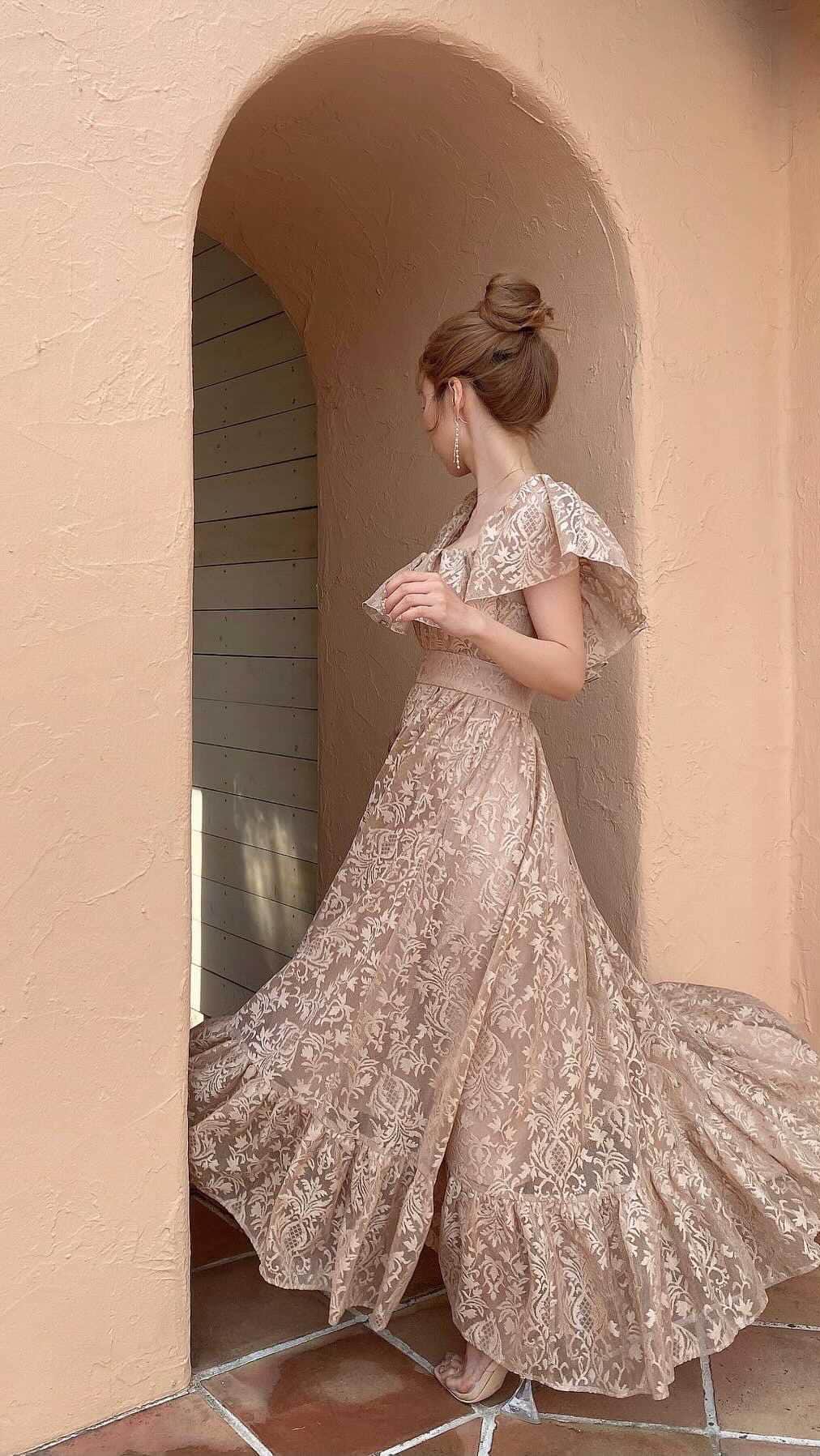 のインスタグラム：「オリジナルのダマスク柄をデザインしたレースは、ほんのり輝く素材感でとっても綺麗なの♡  @eimyistoire_official   #eimyistoire #ドレス #レースワンピース #オフショルダードレス」