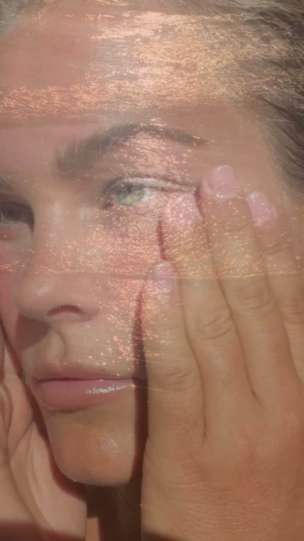 フェリシティー・パルマティアーのインスタグラム：「My morning routine using the Squalane + Copper Peptide Rapid Plumping Serum by @biossance It draws in moisture and floods the skin with continuous hydration, while copper peptide encourages collagen production, so skin is left bouncy and plump. Biossance is a brand that I align with when it comes to ocean conservation. This is at the heart of their philosophy as they use plant derived Squalane as opposed to deriving it from sharks. Squalane + Copper Peptide Rapid Plumping Serum now available at Sephora in Australia & New Zealand @sephoraaus #biossancepartner #cleanatsephora AD」