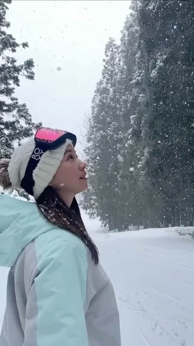 佐山彩香のインスタグラム：「来季の@insta.kandatsu のPV撮影してきました❄️ 東京から1時間ちょっとで行けちゃう綺麗でイケてるスキー場です！ レンタルがすべてBURTONのステップオンで使いやすかった☺️  そんな私はストーリーでも報告しましたが、この日のための練習で尾てい骨を負傷しましたと言いましたが、やはり折れていました😔😂  骨折しながら頑張ったPVですので、お楽しみに♥️  まだまだ滑れるようなので行ける方は是非✨🤍✨  #神立スノーリゾート #スノーボード #スノボ #burton #roxysnow」