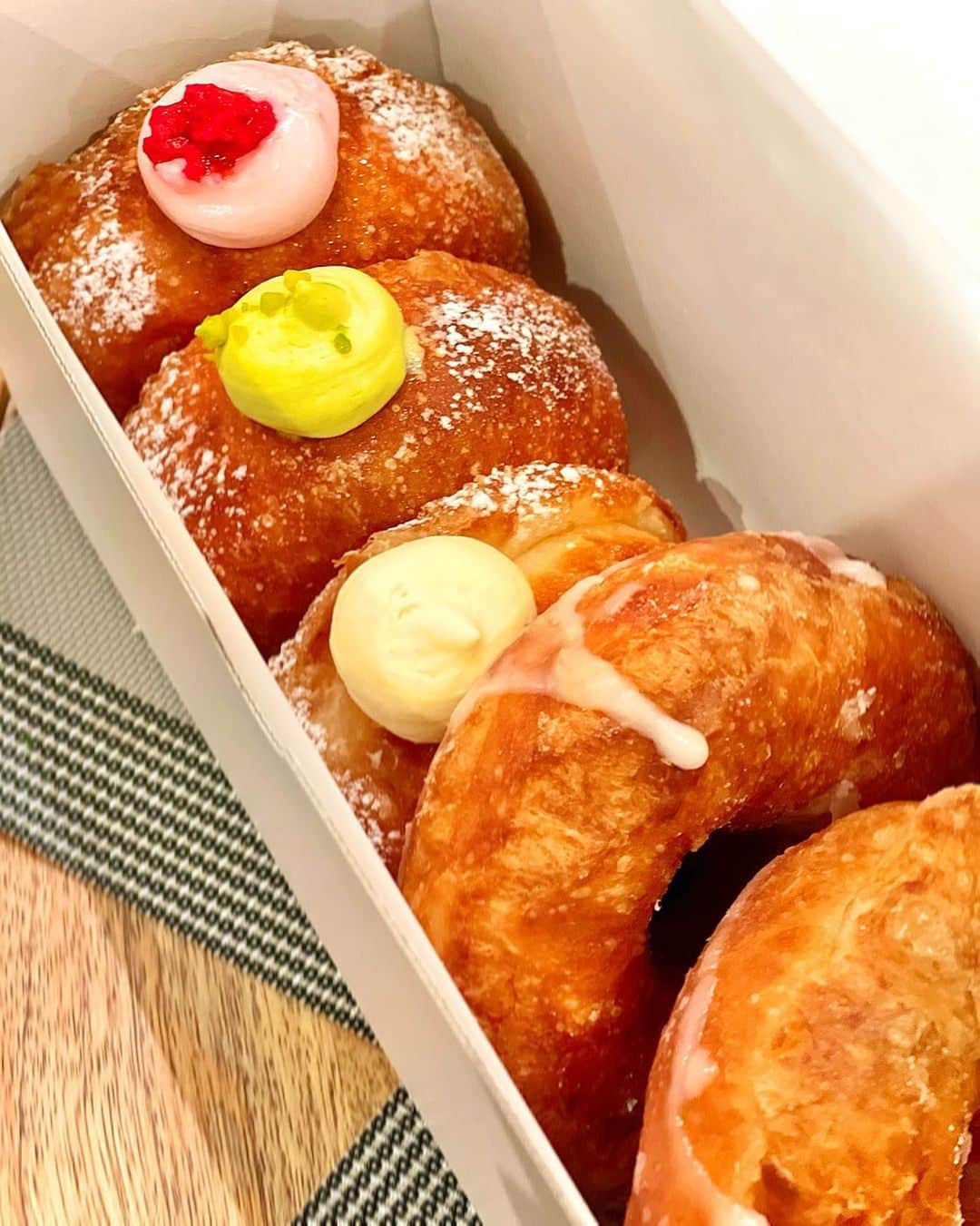瀬戸早妃のインスタグラム：「中目黒にできたドーナツ専門店 「I’m donut ?（アイムドーナツ？）」🍩💕 @im.donut_factory   ふんふわもっちもちの生地が最高に美味しい♪ ドーナツのようでドーナツじゃない…❓ 新感覚スイーツ❤️  すっごく並ぶので朝イチで行くのが良いかも🥰  ✏ ︎ ドーナツ専門店「I’m donut ?（アイムドーナツ？）」 東京都目黒区上目黒1-22-7 ⏰ 10:00〜20:0  #imdonut #donut #ドーナツ #ドーナツ屋 #🍩 #ドーナツ専門店 #中目黒　#中目黒カフェ #中目黒グルメ  #アマムダコタン #スイーツ #スイーツ巡り」