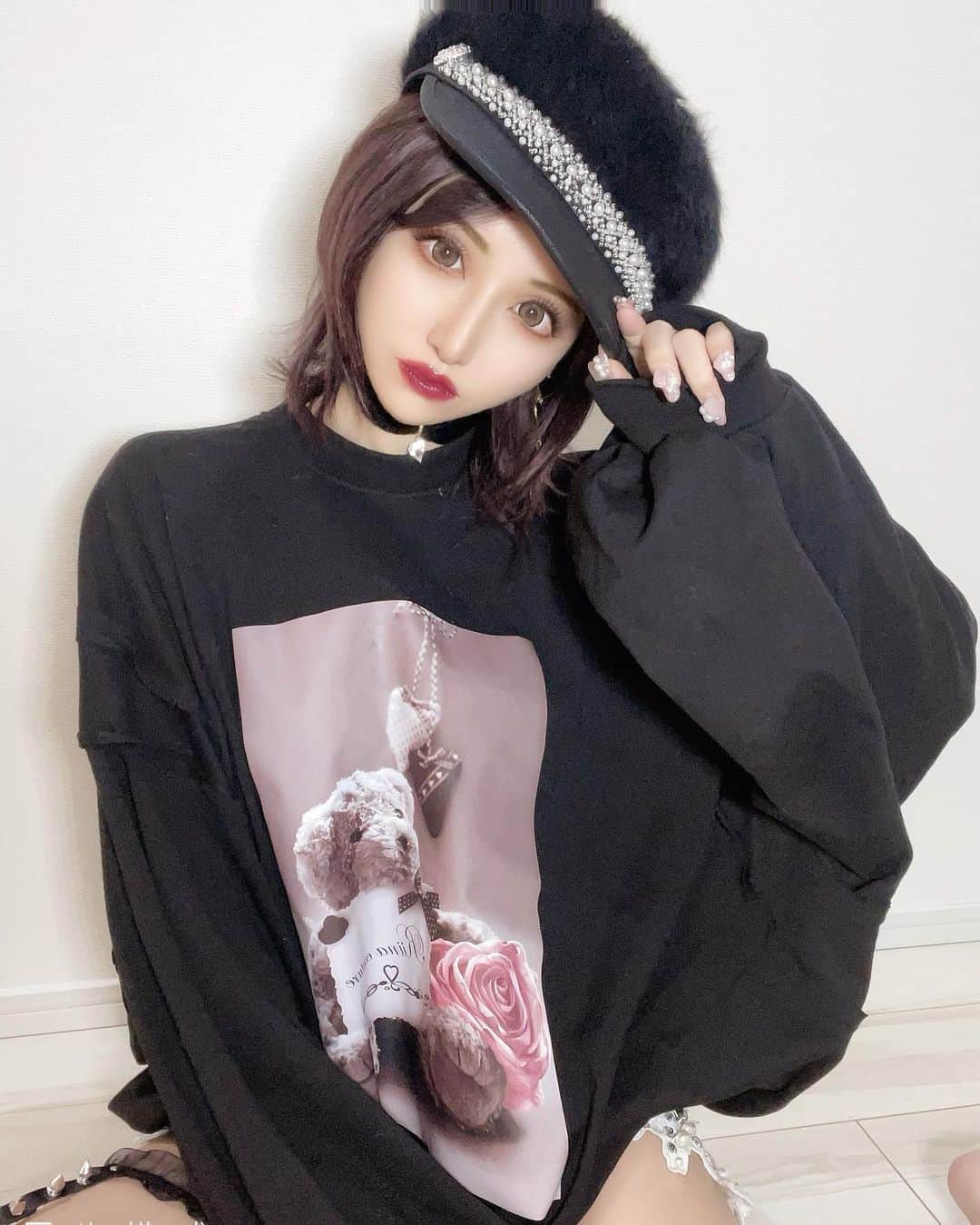のインスタグラム：「地毛短い🤔 ショートだと頭ボリューム少なくなるので、そんな時はヘアアクセや帽子でカバー😎✨  #hair#hairstyle#帽子＃キャスケット#コーデ#ショート#ショートヘア」