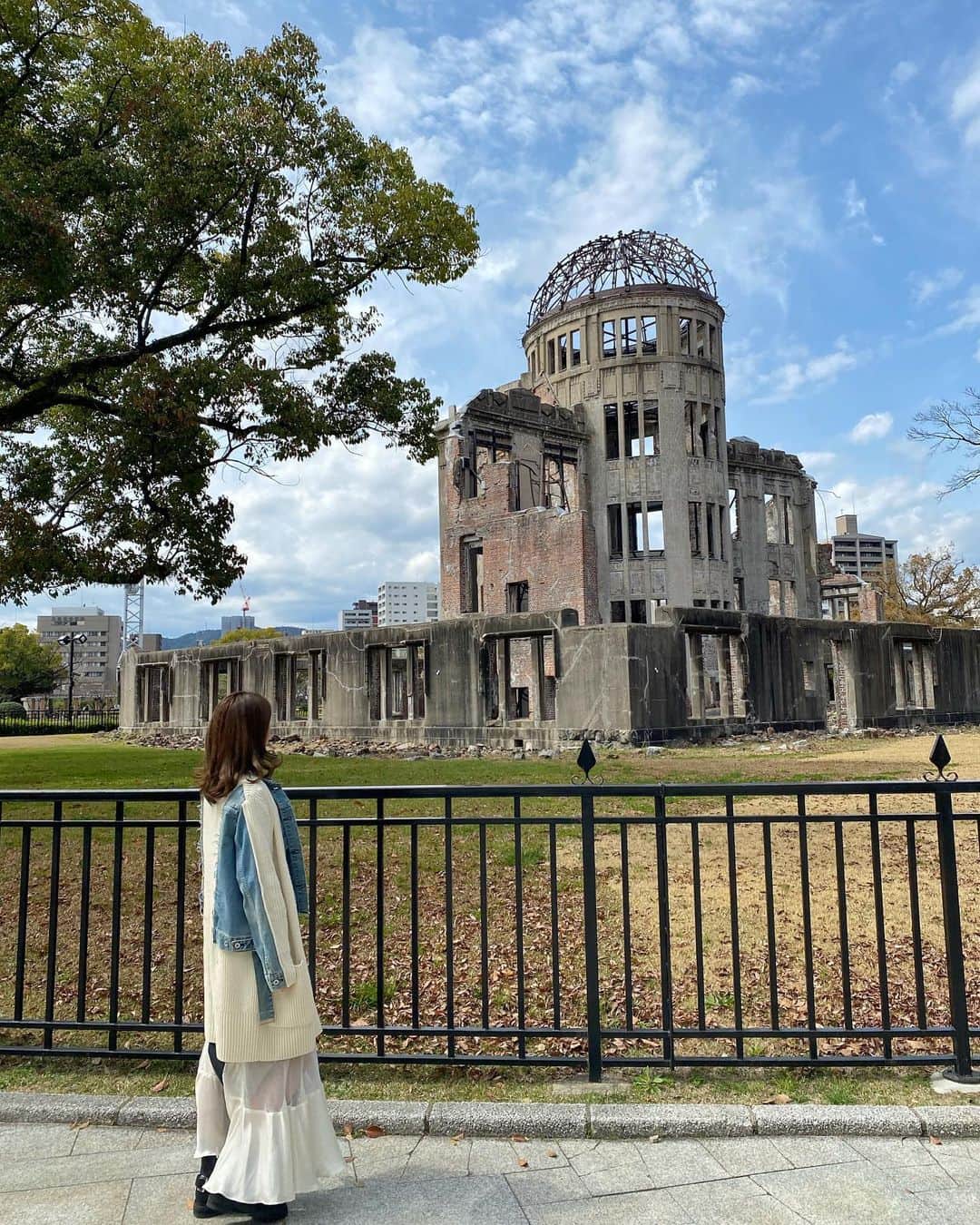 うさびったさんのインスタグラム写真 - (うさびったInstagram)「NO WAR . 初めて広島平和記念資料館も行った。 . ここから祖父祖母の代は日本を生き抜いて街をつくったのかと思ったら涙がでてきました。 . 言葉が出なかった。核保有議論、正解が分からなくなった。 #原爆ドーム #広島平和記念公園 #広島平和記念資料館 #広島 #原子弹穹顶 #theatombombdome #昭和 #nowar #nowarinukraine #nowarinthefuture #hiroshima #nuclear #nuclearbomb」3月24日 16時02分 - usavitta