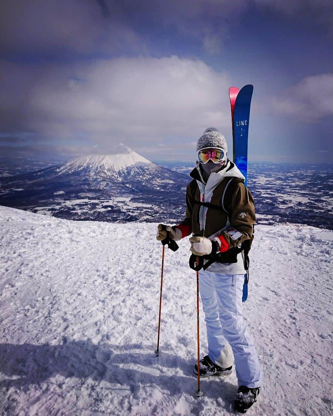 中島静佳のインスタグラム：「今シーズン最後のスキーはニセコです。山頂まで板を担いで登りました。新雪スキーを堪能♫ 北海道最高です！」