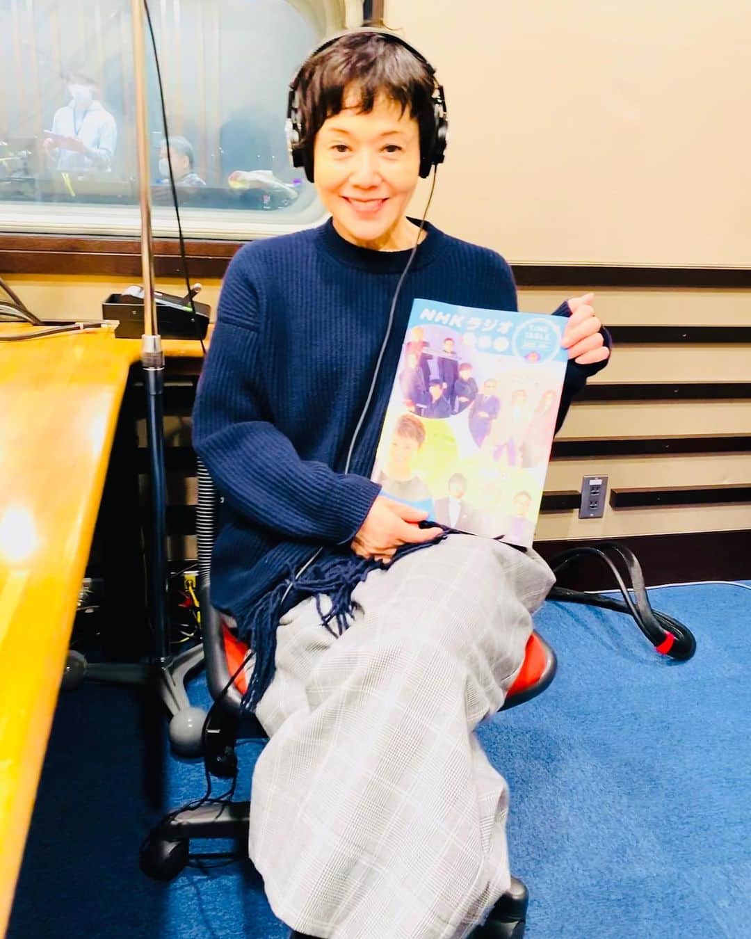 大竹しのぶさんのインスタグラム写真 - (大竹しのぶInstagram)「スピーカーズコーナー、昨日でした😅 沢山のメッセージありがとうございました😊 手にしているのはNHKのラジオ番組のパンフレットです。表紙に載ったの。嬉しくて見てます。みんなのおかげだぜ。 これからも喋り続けます😅 #スピーカーズコーナー #NHKラジオ第一 #大竹しのぶ」3月24日 16時31分 - shinobu717_official