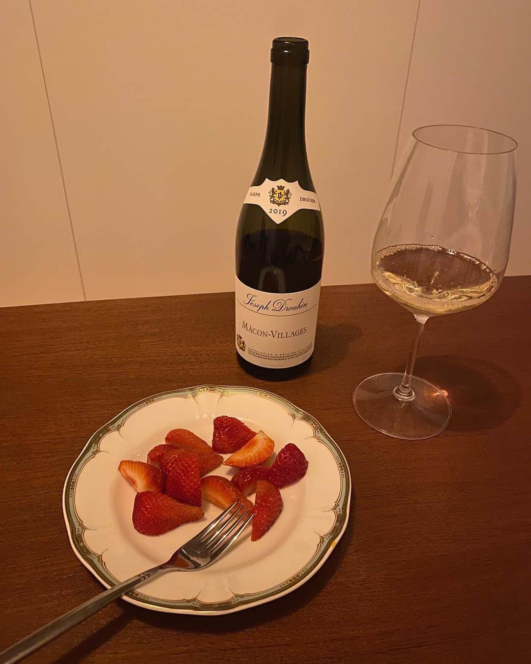 黒田りさのインスタグラム：「🍷🍓  いつかのワイン会🫧  #ワイン#いちご」