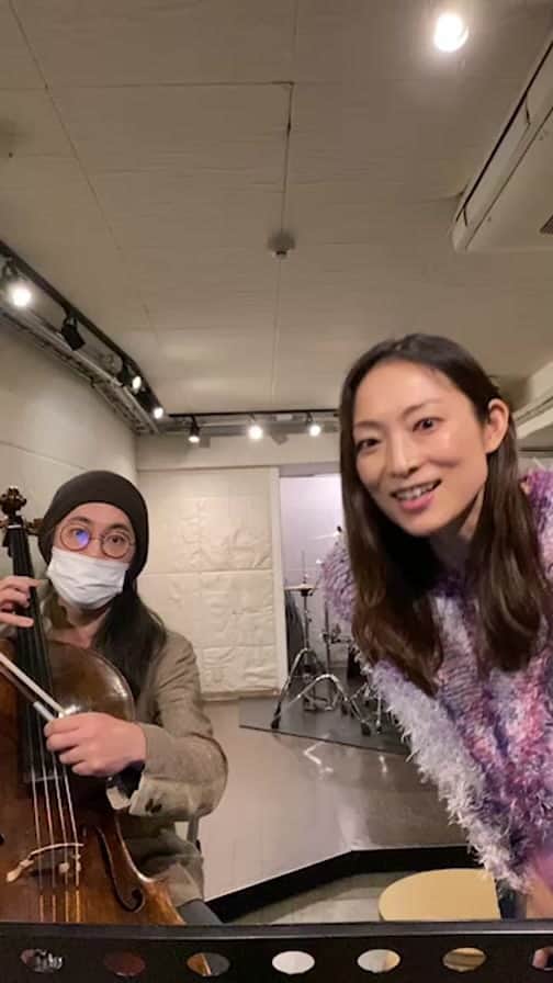 のインスタグラム：「リハが早めに終わったので〜 チェロの内田麒麟🦒さんと ミニミニインスタライブw  『松本英子 アコースティック・ホールコンサート～Beautiful Scene～』  3月27日（日）15:00/16:00 羽田TIAT Sky Hall✈️  出演: 松本英子（vo.）オオニシユウスケ（g.）中北裕子（per.）内田麒麟（vc.)  ご予約🪑&皆さまのお越しをお待ちしてます☺️ https://t.livepocket.jp/e/qufpd」