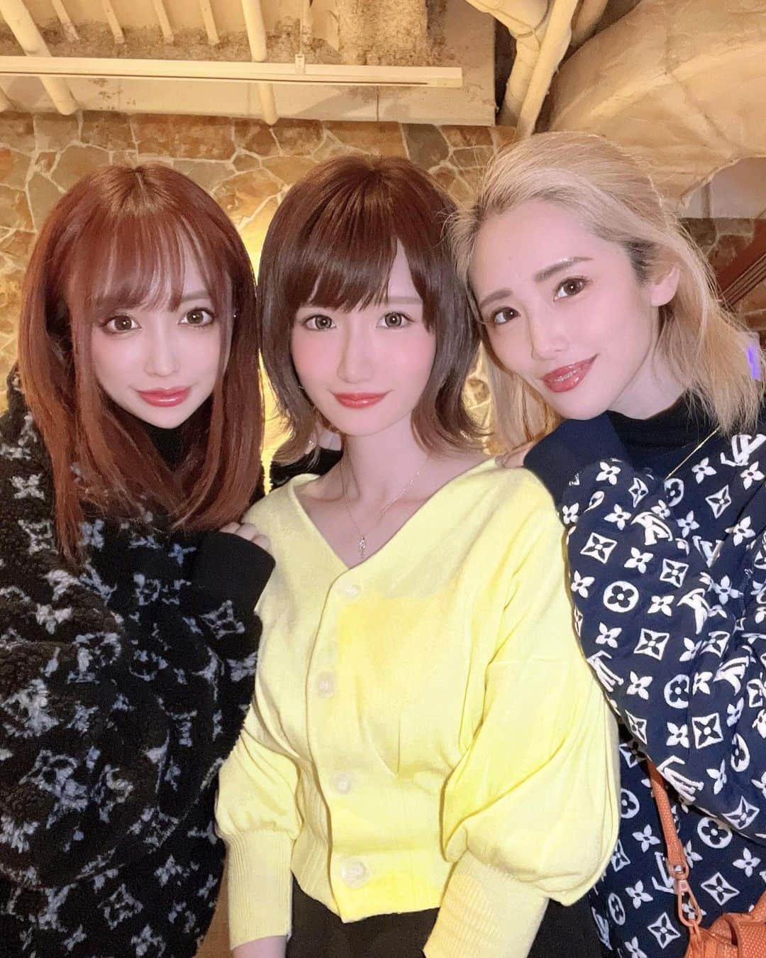 サキ吉さんのインスタグラム写真 - (サキ吉Instagram)「初の3人🥰 先輩ママたちに色々アドバイス聞いてきた👼🏻💕✨ ． こみちゃんとLV被りだったから まいこちゃんを挟んだよ🤣💛💛💛 ． #渋谷カフェ #渋谷グルメ #ロイヤルガーデンカフェ #royalgardencafe  #プレママ #新米ママ #女の子ママ #令和4年ベビー #プレママさんと繋がりたい #マタニティ #妊婦生活 #安定期 #初マタ #マタニティ記録  #安産祈願 #妊活 #不妊治療 #マタニティコーデ  #妊婦 #妊娠報告 #マタニティライフ #初マタライフ #妊娠記録 #妊婦記録 #妊娠中期 #マタニティフォト #マタニティウェア #マタニティコーデ #妊娠7ヶ月」3月24日 17時12分 - sakikichi1201