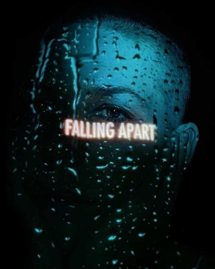 スカイラー・グレイのインスタグラム：「Lyric video for Falling Apart is up now… on my YouTube channel.」