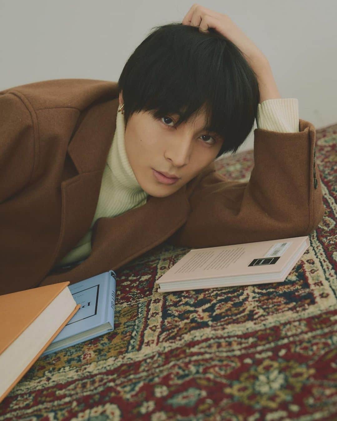 高橋龍之介のインスタグラム：「Thank you for your special time. 素敵な方達との幸せの時間と撮影でした。 ありがとうございました☻ 他のパターンもあるのでお楽しみに！  📕📚 Ph:Ayumi Fujita さん @fujitaayumi_ph  HairMake:Kaco さん @kaco_make  stylist:Kanae Takagi さん @stylist_kanaetakagi」