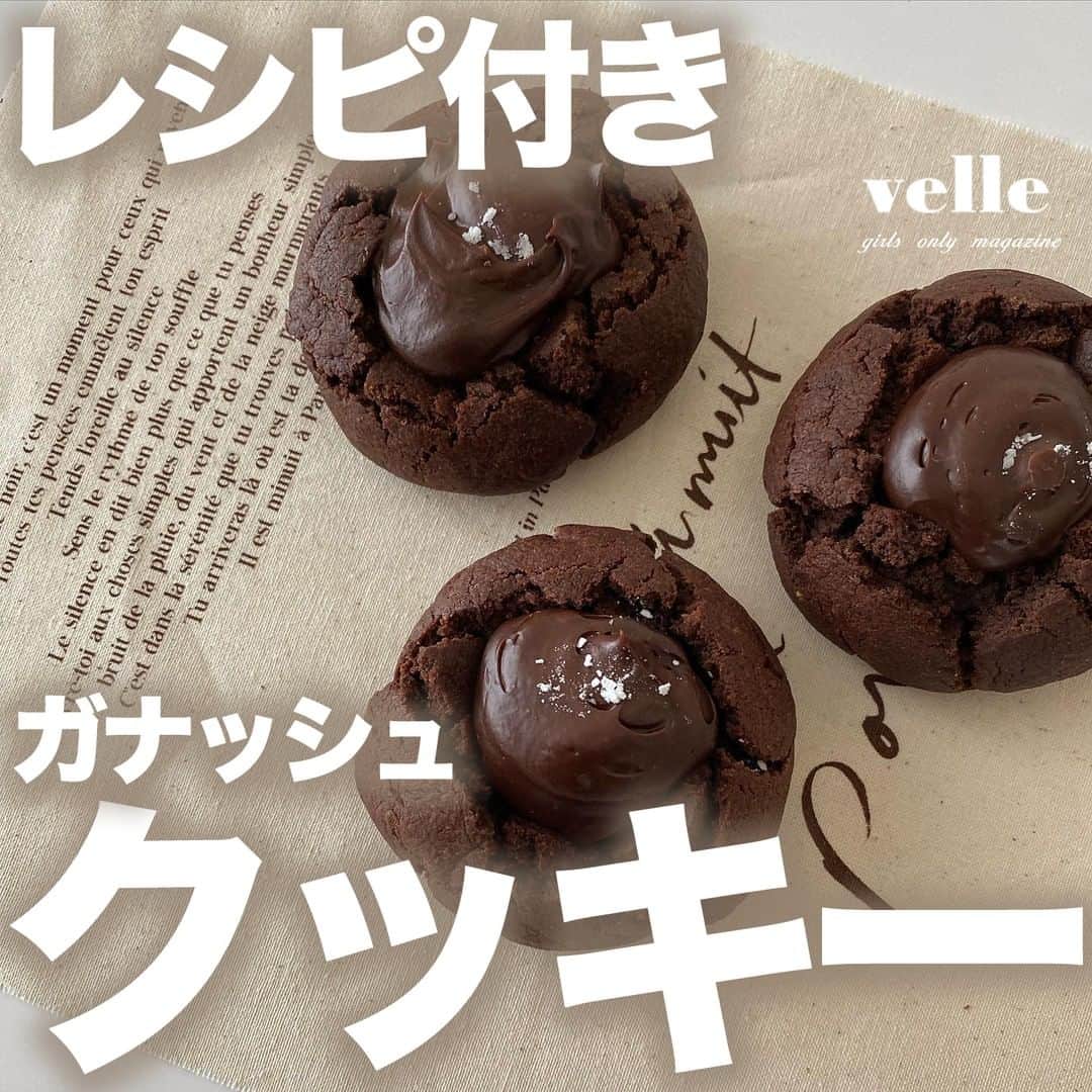 R i R y (リリー)さんのインスタグラム写真 - (R i R y (リリー)Instagram)「『ガナッシュクッキーレシピ🍪❤️』　　  可愛いガナッシュクッキーの作り方💌 ぜひおうち時間に作ってみてください👩‍🍳  ※ガナッシュ用のチョコレートはカカオ成分の多いブラックチョコレートがおすすめで、 ミルクチョコでやる場合は生クリーム75gだと固まりやすいそうです！  Photo and recipe by @maeeeeka_ ✴︎---------------✴︎---------------✴︎  ▶▶掲載する写真を募集中📸 カワイイ写真が撮れたら、@velle.jp をタグ付けするか、ハッシュタグ #velle_jp をつけて投稿してみてね♪  velle編集部と一緒にカワイイで溢れるvelleを創っていこう😚🤍  ✴︎---------------✴︎---------------✴︎  #クッキー作り #手作りバレンタイン #おうち時間 #焼き菓子 #手作りお菓子 #お菓子づくり記録 #おうちカフェ  #バレンタインレシピ #バレンタインラッピング #手作りバレンタイン #お菓子作り #おうちカフェ #手作りお菓子 #おかし作り #バレンタインレシピ #友チョコ #ラッピング #ガナッシュクッキー #チョコレートクッキー #おうちカフェ #バレンタイン #お菓子作り #お菓子レシピ #バレンタイン手作り #ケーキ作り #手作りお菓子 #カフェ #バレンタインラッピング #バレンタインレシピ」3月24日 18時00分 - velle.jp