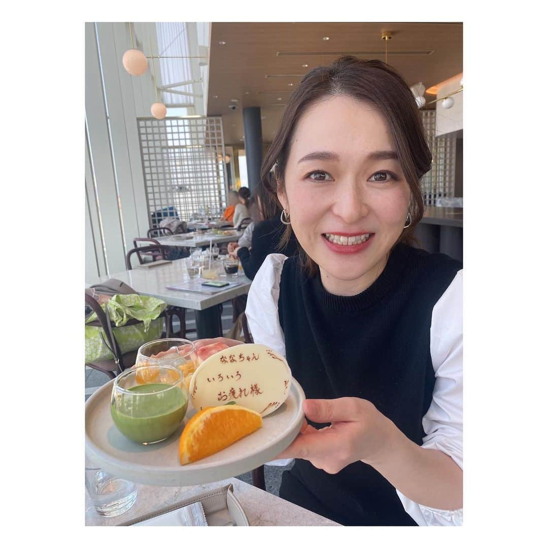 小野口奈々さんのインスタグラム写真 - (小野口奈々Instagram)「・ 友人とランチをしていると 最後に運ばれてきたデザートにメッセージが！！ 友人がサプライズで ここ最近、私に起きたいくつかの出来事を まとめて労ってくれました✨✨✨ 『いろいろお疲れ様』って 文字にするとちょっと面白いけど こんなに優しさと愛のこもった メッセージプレートは初めて😆 とっーても嬉しかったです💕 #いつもありがとう #最高の友だち　 #メッセージプレート #ホテルランチ #福岡ランチ #福岡グルメ #都ホテル #それにしてもホテルランチなんて久しぶりだったな♡」3月24日 18時01分 - nana0no