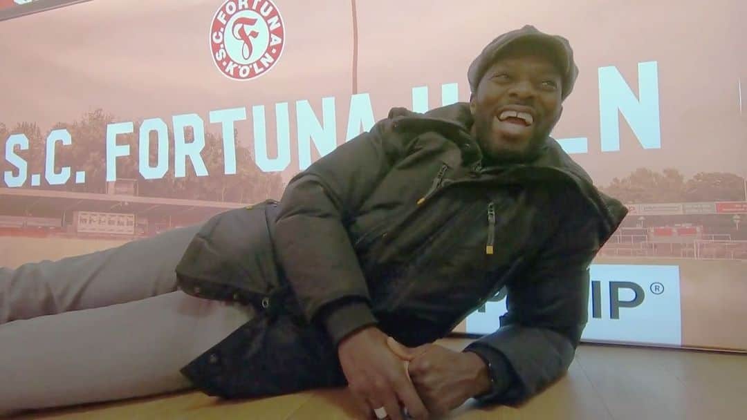 ハンス・サーペイのインスタグラム：「Habt ihr uns am Sonntagabend schon im @wdr entdeckt? 🕵🏽‍♂️ @hanssarpei war gemeinsam mit @zwwdf zu Gast beim Spiel gegen @rwe.1907 👀 Was der Kultspieler, der 23 Jahre nach seinem Profidebüt zur Fortuna zurückkehrte zu sagen hat, seht ihr im Video 🎥 👆」