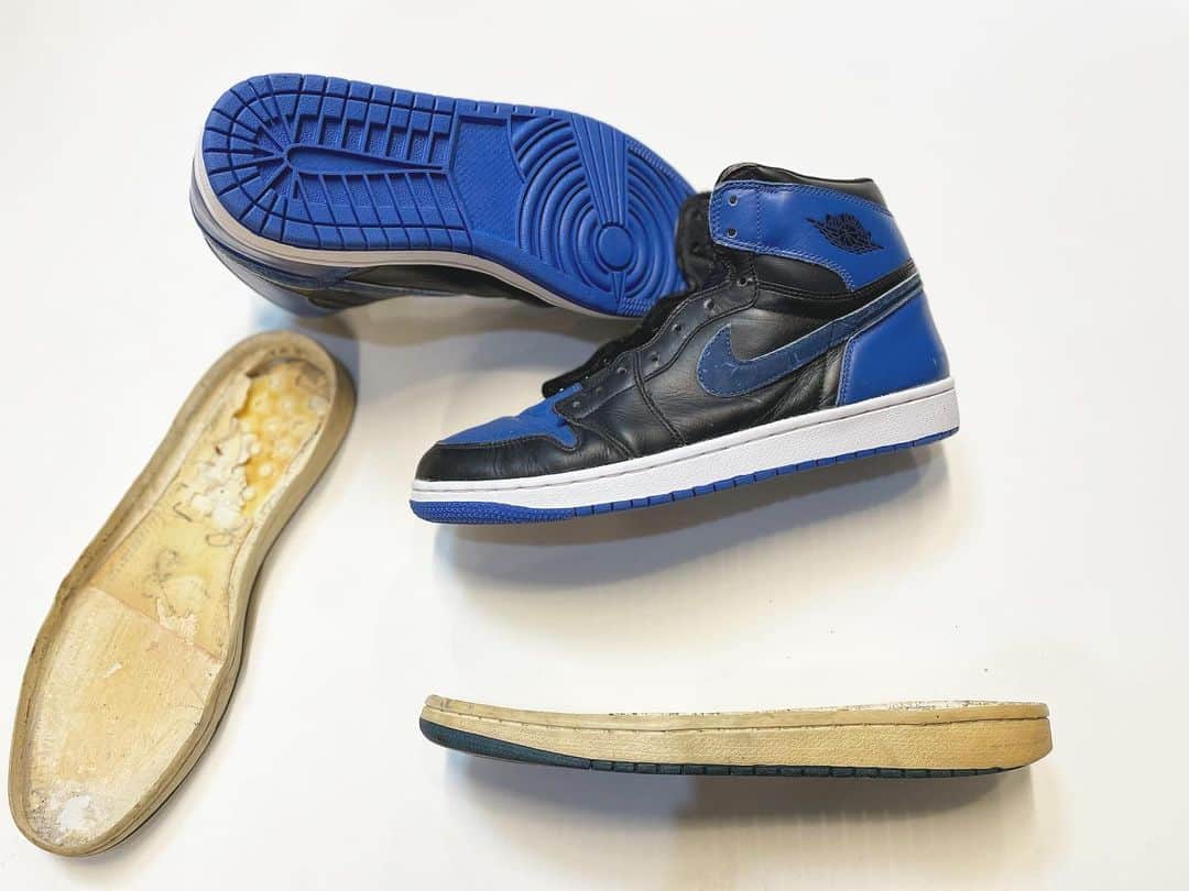 Sneaker At Randomのインスタグラム：「NIKE AIR JORDAN 1 RETRO ROYAL  ソールが劣化(硬化)してしまっていた為、ソール交換いたしました。  ご依頼ありがとうございます。  ソールが劣化してしまったり、 ソールのイメージを変えたいときは、 オールソール交換する事で、 お気に入りのスニーカーをまた履くことが出来ます。 お気軽にご相談下さい。  #nike #jordan #jordan1#jordan1high #aj1 #aj1royal #jordan1royal  #アンジェラスペイント#スニーカーカスタム #AngelusPaint#スニーカー好き#スニーカーアトランダム #スニーカー #スニーカー修理 #修理職人 #市川 #本八幡 #大阪 #心斎橋 #梅田#高円寺　#sneakeratrandom #sneaker #shoestagram #repair」