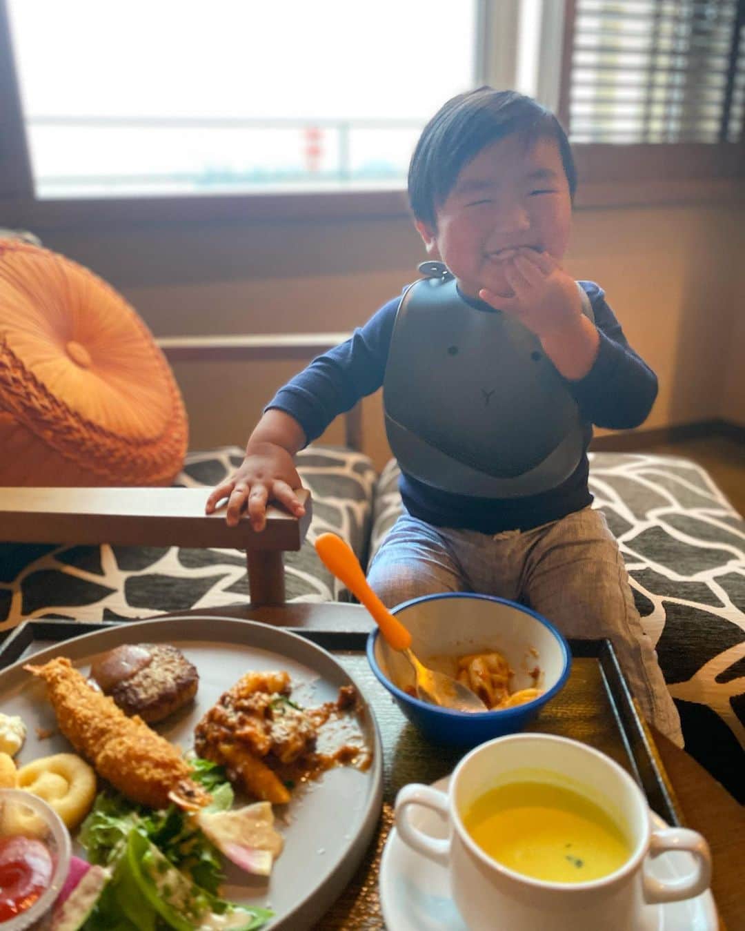 Mai Wakimizuのインスタグラム：「思いつきでオリエンタルにお泊まり♡夜ご飯はルームサービスにして息子とお子様プレートを半分こ＼(^o^)／私からしても魅力的なお子様プレート！こうゆう日は特別に普段食べさせてない物も食べさせてます♡そりゃ美味しくてパクパク食べるよね。笑 それにしてもおむつがパンパンだった♡笑(2枚目) #1歳8ヶ月#1歳男の子#orientalhotel#オリエンタルホテル旧居留地#神戸」
