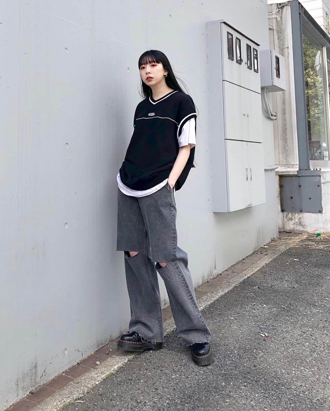 XGIRL_ootdのインスタグラム：「#xgirl_ootd @yuriiii2 162cm 　 X-girl store STAFF 　 ------------------------------------ ▪️CONTRAST LINE SWEAT VEST ￥8,800(税込) ▪️KNEE SLIT WIDE LEG DENIM PANTS ￥13,200(税込) ------------------------------------ 　 #xgirl #xgirljp #xgirlus #エックスガール #ストリートコーデ #ストリートファッション #スタッフスナップ #ootd #ootdfashion #outfitoftheday #春コーデ #メンズライク #ワイドパンツ #ワイドデニム #ブラックコーデ」