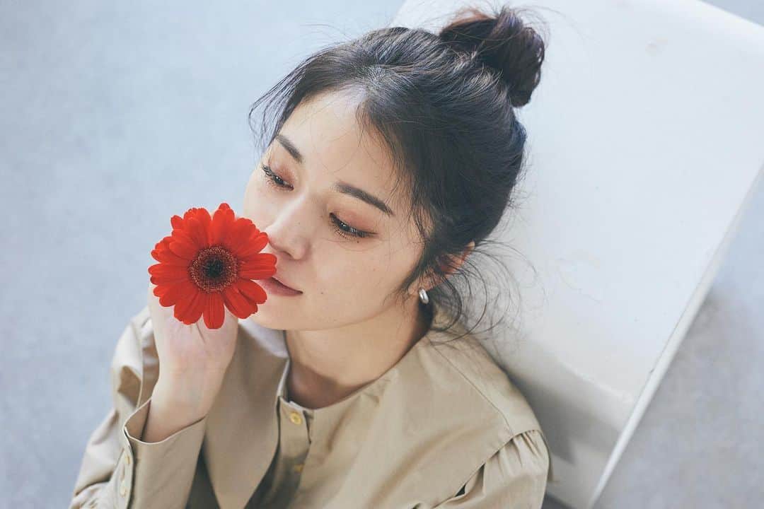浪花ほのかのインスタグラム：「「お知らせ」 今回、ストライプさんと一緒にお洋服を作らせて頂きました🐷🌸  私が身長が158cmで、 お洋服について悩みが多かったので、低身長の方にも寄り添えるようなお洋服を作らせて頂きました！！  今回ストーリーで、ファンの方の意見をお聞きしながら、デザインを考えたのでみんなと一緒に作ったお洋服になってます🔆🔆  明日の18:30〜 お洋服についてインスタライブをするので、ぜひ見に来てください❤️❤️」