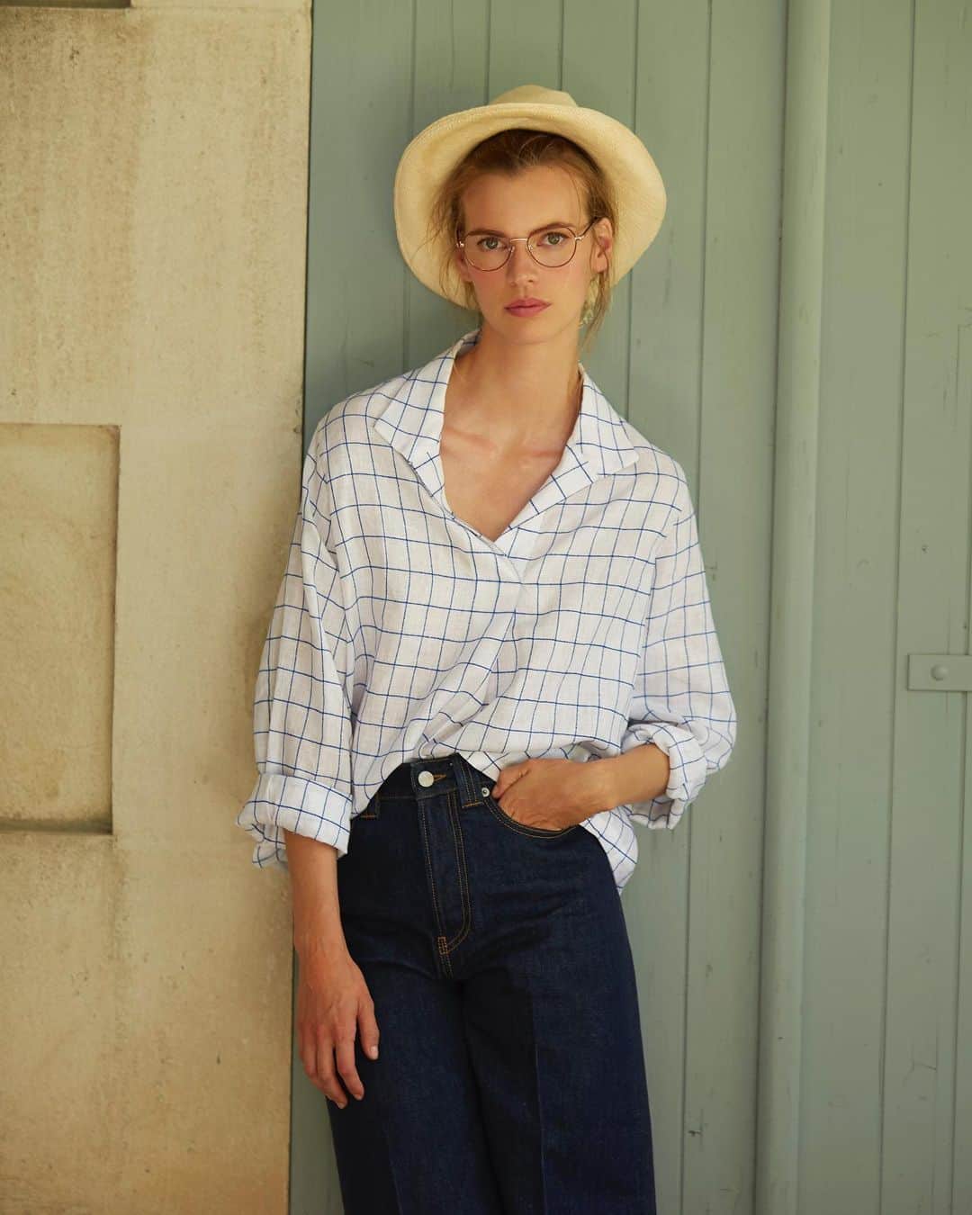 イネスドゥラフレサンジュのインスタグラム：「Nouveautés en ligne ✨ La chemise Noa et le jean Mara disponibles en ligne et en boutiques. - New in 💫 The Noa shirt and the Mara jean available online and in stores.  www.inesdelafressange.fr  #InesdelaFressangeParis #InesdelaFressange #InesSS22」