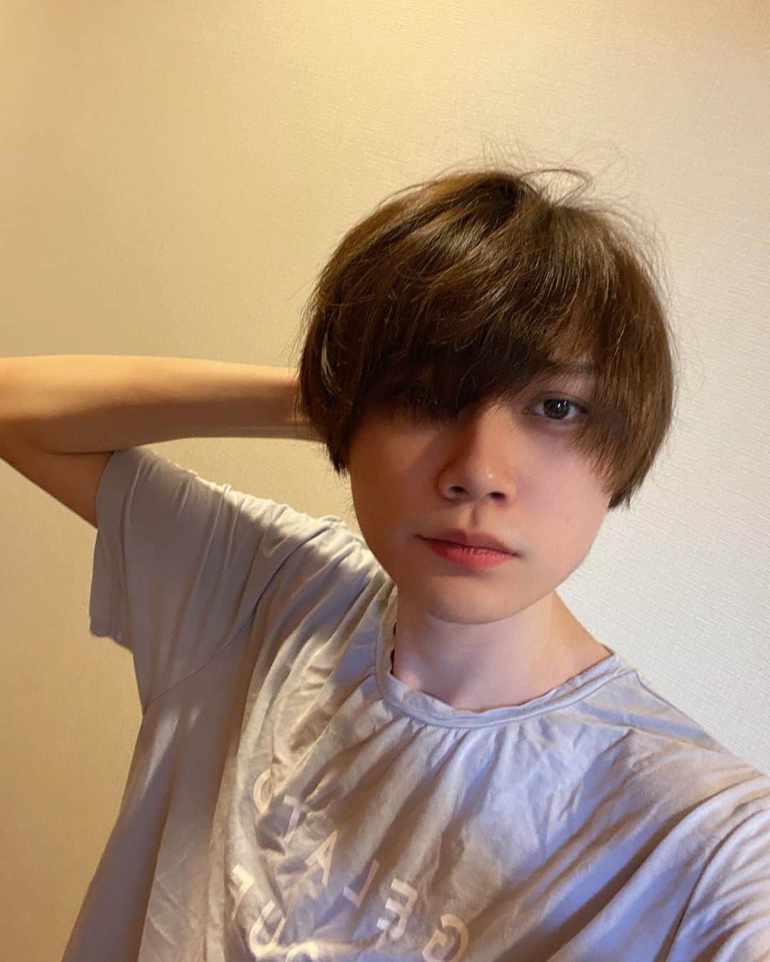 そらびびのインスタグラム：「最近インスタ上げてなかったなあと思ったので適当に撮った寝起きの美しい俺と恥ずかしくなった俺の2枚でお送りします」