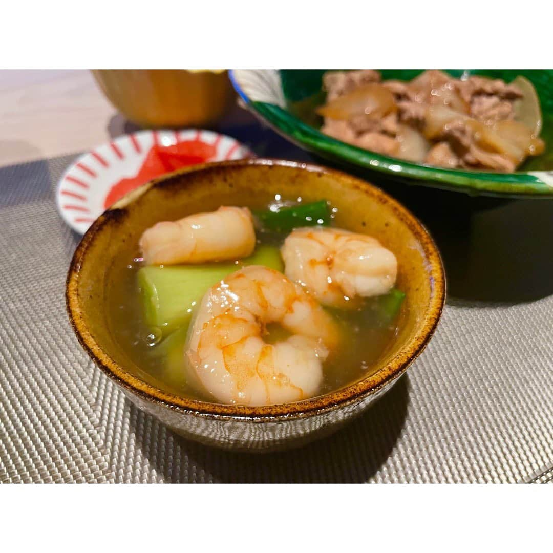 澤口実歩さんのインスタグラム写真 - (澤口実歩Instagram)「かなーーーり前の夕食。 冷凍のエビを常にストックしているので、 一品増やしたいときはエビ料理を頻繁に🦐  これはエビとネギの和風あん🦐です。 中華風の味付けにしても美味しくて よく作ります。 とろみをつけるだけで"それっぽい"料理になるなと 勝手に思っています🤢笑  #えび #海老 #エビ #🦐 #ラブ #夕食レシピ #晩ごはん #おうちごはん #ねぎ #和食 #簡単ごはん #japanesefood #ごはん #夕食メニュー #おうち居酒屋」3月24日 20時30分 - miho_sawaguchi