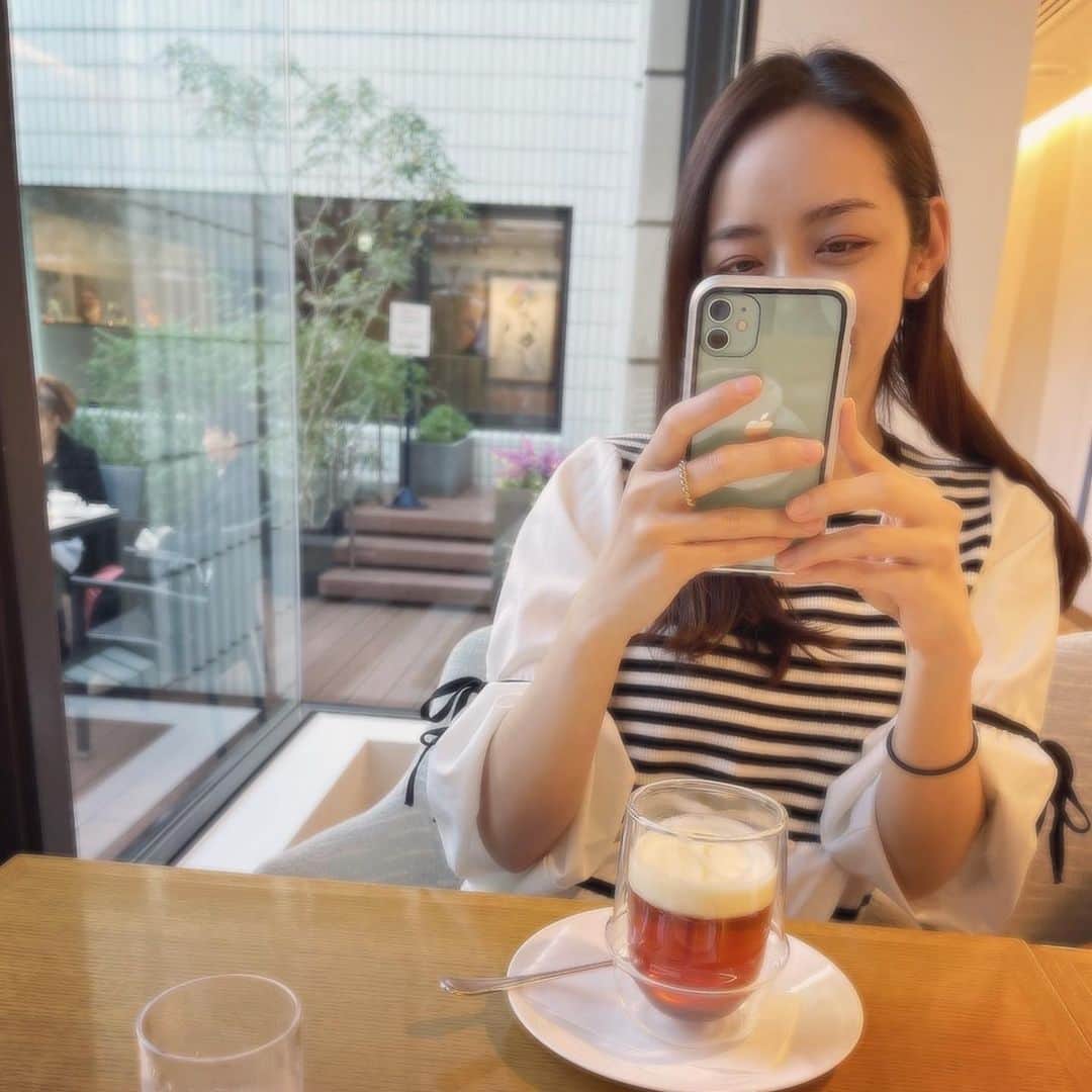 我謝レイラニのインスタグラム：「お互いに撮り合うスタイル📱笑 どんどん髪の毛が短くなる @plievesaki 💇🏻‍♀️たまたまだけど、美容室に行く度に会ってる気がするよ🤣笑 #カフェ」