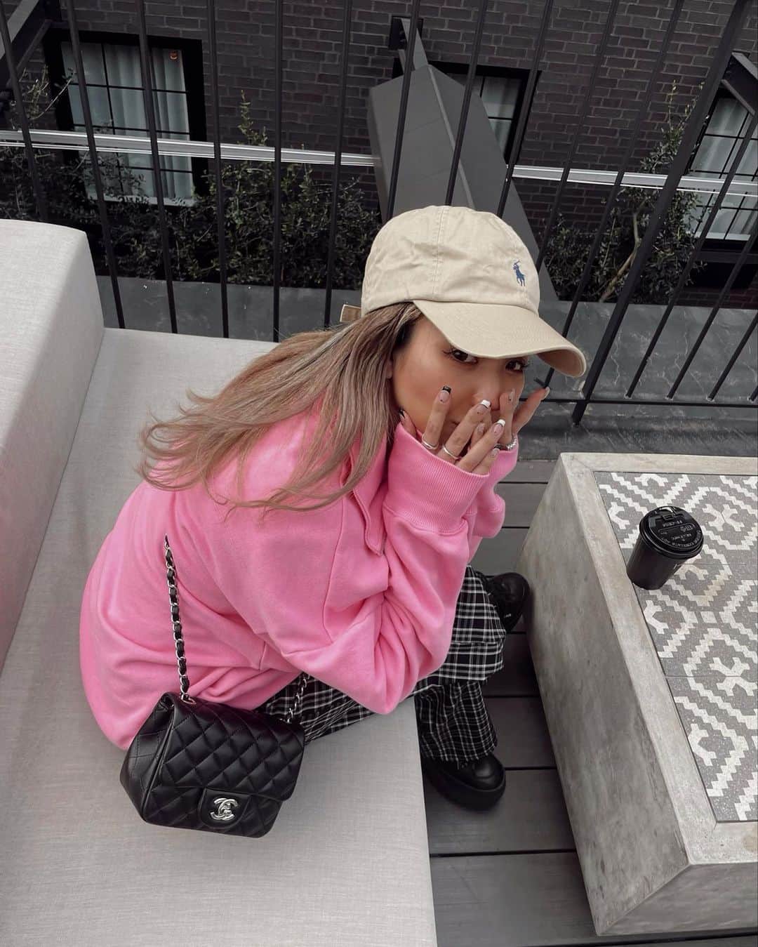 ✷kana✷のインスタグラム：「やっぱりピンク🌸笑  @ungrid_official   #tokyo#instafashion#pinkpinkpink#looks#streetstyle#chanelbag#terrasse#오오티디#옷스타그램#데일리룩#大人カジュアル#150cmコーデ#海外ガール#海外ファッション#ストリートコーデ#スウェットコーデ#ピンクコーデ#ママファッション#ママコーデ#テラスカフェ#低身長コーデ#海外インポート」