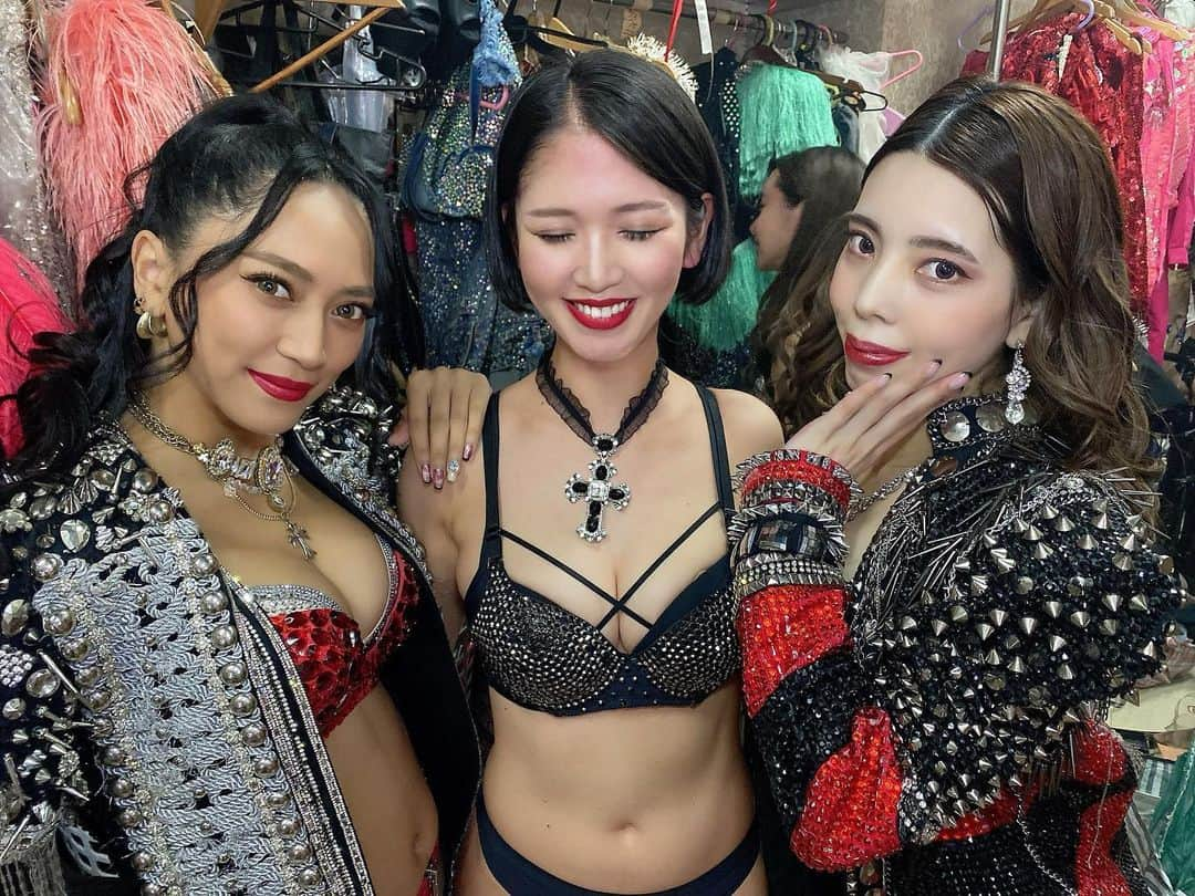 Yukkyのインスタグラム：「エリーBDイベントに SPゲストとして出演された JASMINEさんとRHYMEさん💎✨ バーレスクに入る前に 7階時代のお二人のショーを観て 大好きになって、 バーレスクに入って 毎日お二人の歌で踊ることができて 幸せな日々を過ごしました✨ 卒業されてからも時々ゲストとして 出演してくださり今回のエリーBDでも 物凄いオーラを放ちながら 歌っているお二人を観てたり また一緒にステージに立てて 本当に嬉しかったし感激の1日でした🙇🏻‍♀️ 当日お忙しい中一緒にお写真まで 撮っていただき ありがとうございました🙇🏻‍♀️ . . . . . #burlesquetokyo#burlesque#showgirl#showdancer#dancer#girl#instalike#instagood#instapic#lfl#fff#costume#anime#tokyo#バーレスク東京#バーレスク#衣装#コスチューム」