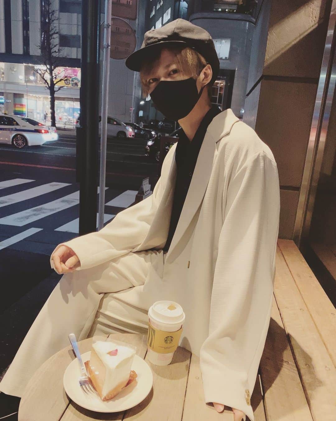 のインスタグラム：「スタバのこのケーキおいしいよね🍰  .............................................................................................. #ほす狂  #メン地下 #ジャニーズ #メンズアイドル  #ホスト #歌舞伎町ホスト  #공스타그램　 #공부스타그램　 #팔로우 #팔로우백 #팔로우환영 #팔로우반사 #팔로우해요 #맞팔 #맞팔환영 #좋아요 #좋아요반사 #좋아요그램 #고등학생　 #데일리　 #좋아요　 #뷰티　 #남친　 #오늘코디　 #패션그램」