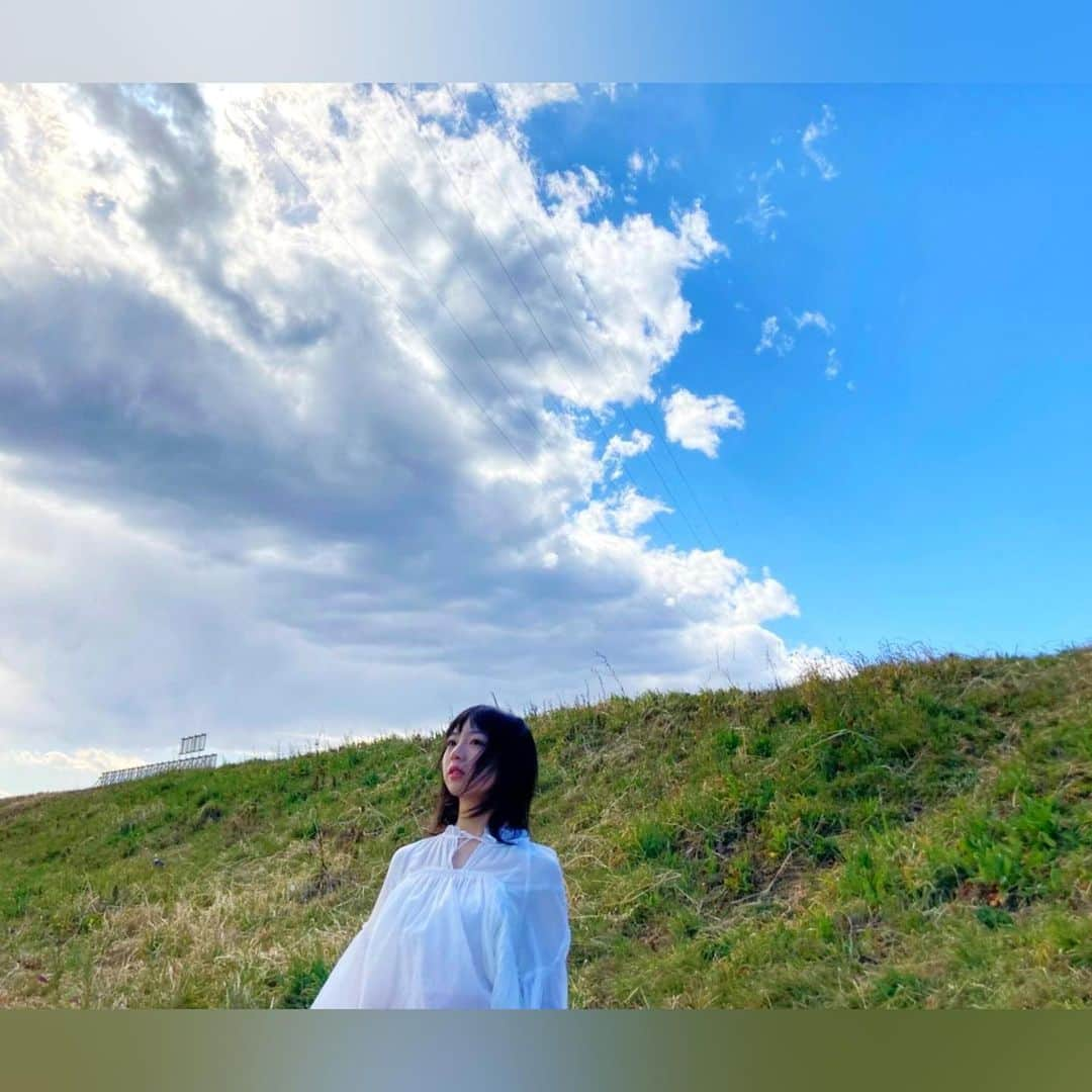 花田優里音さんのインスタグラム写真 - (花田優里音Instagram)「マネージャーさんが撮ってくれた オフショット📸 手にカラフルなリボン🎀を巻いて 喜ぶ→踊る→踊る→絡まる→黄昏る→吹かれる です👯‍♀️ 風が吹いて寒い中 明るくて楽しい撮影でした。 . #撮影 #オフショット  #lovehyogo  #青空 #カラフル #リボン 🎀  #映えっぽくない？  #荒川 #容赦ない風  #寒かったけどリボンがヒラヒラなびいて  #風ありがとう  #そういえば藤井風さんの新アルバム当然買った  #神  #花田優里音 #兵庫県 #広告  #1枚目鯉のぼり持って喜ぶ子どもに見える🎏 #元気に過ごしてね」3月24日 20時58分 - yurine_hanada