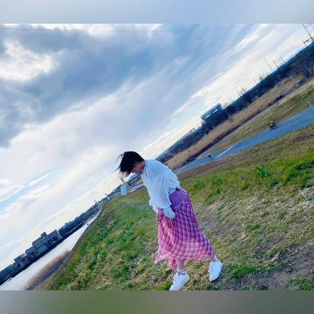 花田優里音さんのインスタグラム写真 - (花田優里音Instagram)「マネージャーさんが撮ってくれた オフショット📸 手にカラフルなリボン🎀を巻いて 喜ぶ→踊る→踊る→絡まる→黄昏る→吹かれる です👯‍♀️ 風が吹いて寒い中 明るくて楽しい撮影でした。 . #撮影 #オフショット  #lovehyogo  #青空 #カラフル #リボン 🎀  #映えっぽくない？  #荒川 #容赦ない風  #寒かったけどリボンがヒラヒラなびいて  #風ありがとう  #そういえば藤井風さんの新アルバム当然買った  #神  #花田優里音 #兵庫県 #広告  #1枚目鯉のぼり持って喜ぶ子どもに見える🎏 #元気に過ごしてね」3月24日 20時58分 - yurine_hanada