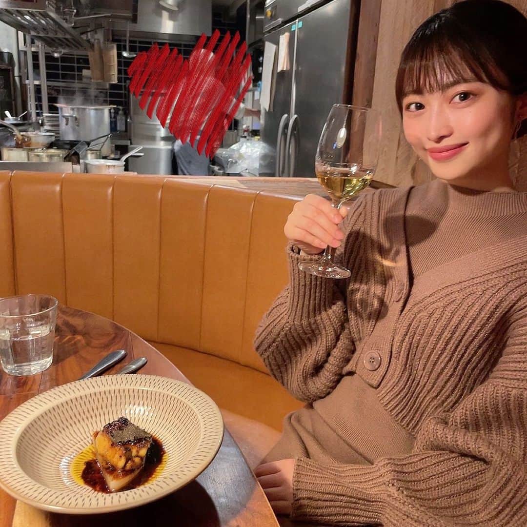 藤白りりのインスタグラム：「友達と試験後にご飯に行ってきた時の〜！ 試験後のご飯ほど美味しいものはない…！  寒くなったりあったかくなったりで毎朝服を選ぶのが大変ですが、みなさんどうお過ごしでしょうか？😌  進級してるだろうけど、名簿が出るまでちょっとだけどきどきです😳😂」