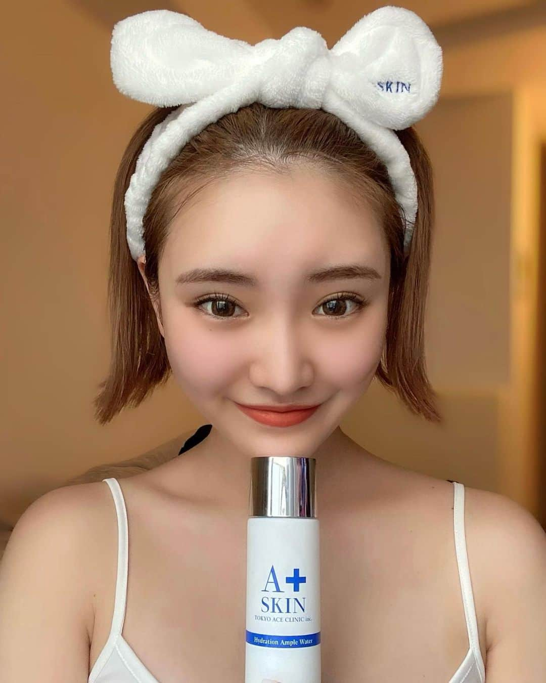 RIOのインスタグラム：「ヘアバンド可愛くて愛用中🥰 . TOKYO ACE CLINICから 化粧水、美容液、クリームがセットになったドクターズコスメ "A-SKIN"が発売されたよ🤍✨ . 発酵菌と肝細胞由来成分配合で 肌本来のチカラを引き出してくれるから男女、年齢問わず使える スキンケアセットになってます♡ . 化粧水を塗っただけで もう他塗らなくてもいいんじゃないかってくらい潤いが… そこから更に、美容液、クリームで蓋をされてる感じが体感できてるよ！ . 届いてからずっと使ってるけど 肌荒れがどんどん良くなったの！！ 肌もトーンアップした気がする♪ . 今なら3000個限定で スペシャルBOXに今リオが着けてるヘアバンドがsetでついてくるよ✌︎ . 初回は75%OFFで 5,940円でGETできちゃうから 本当皆んなに使ってみてほしい💗 . @tokyo_ace_clinic  @a_skin.official  @kota_suzuki  . . #pr #tokyoaceclinc #エースキン#a_skin #ドクターズコスメ」